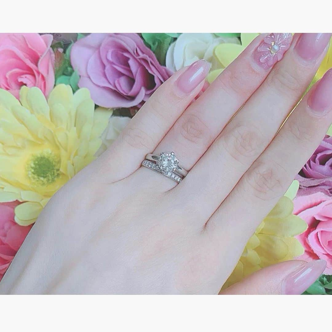 Moeka Takamatsuさんのインスタグラム写真 - (Moeka TakamatsuInstagram)「重ね付けしてみた💍💕 . 指のサイズがまさかの4号で、婚約指輪お直ししてもらい無事手元に⸜❤︎⸝‍ . 結婚指輪はシンプルなのにする！って思ってたのに、キラキラかわいい🥺💗ってなりエタニティに！😂 . 一粒ダイヤと重ねてつけると可愛くて、この組み合わせが気に入った🥰 . どちらも私には勿体ないくらい❤︎.* 大事にしよう💍💕 . #婚約指輪#結婚指輪#エンゲージリング#マリッジリング#ソリティアリング#エタニティリング#婚約指輪と重ね付け#入籍#結婚#令和婚#20190501#令和花嫁#夫婦#写真#ネイル#ジェルネイル#シンプルネイル #weddingphoto#engagementring#marriagering#love#happy#ring#photo#nail#pink#flower#instalike#instagood」7月23日 20時32分 - moka_222