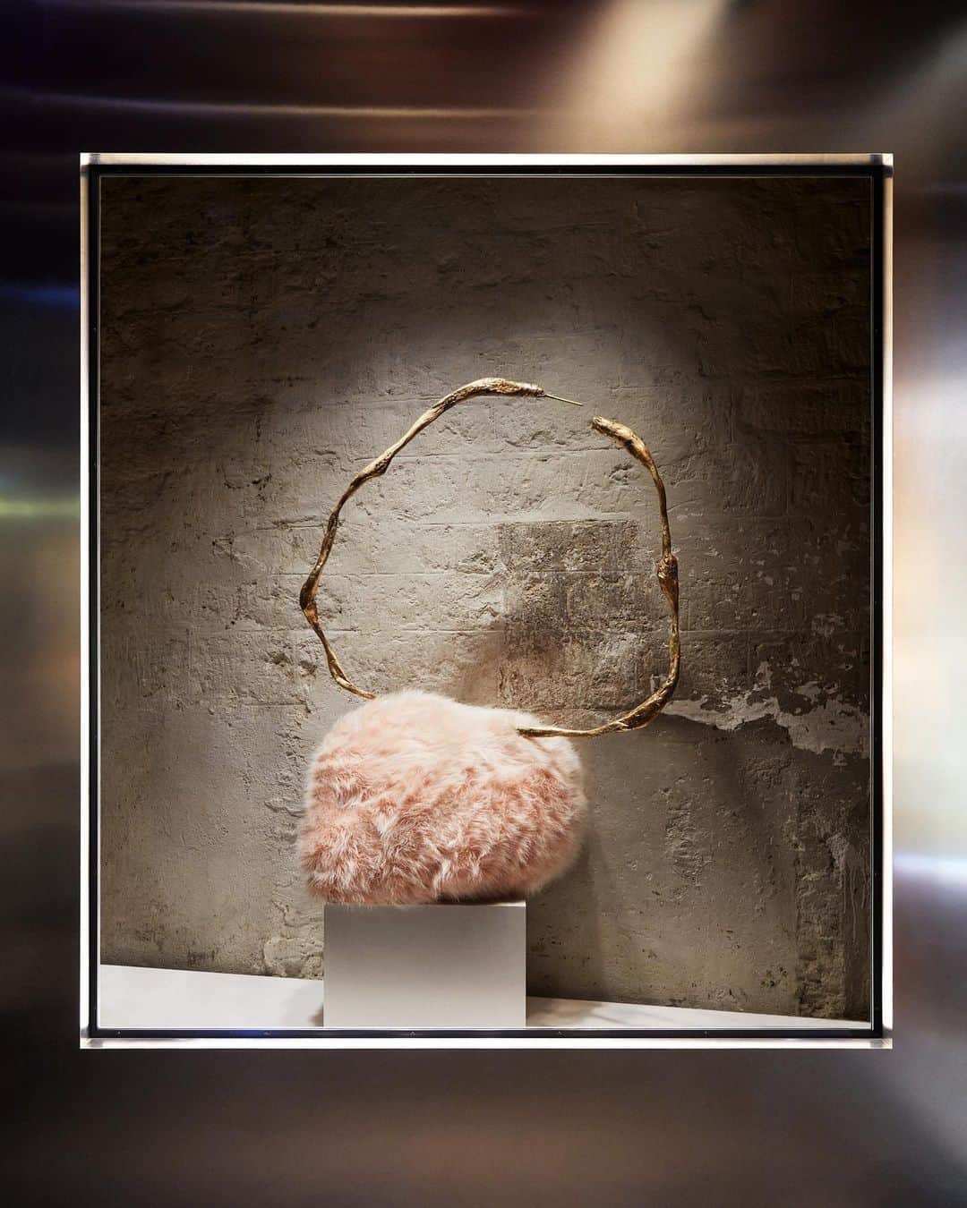 Acne Studiosさんのインスタグラム写真 - (Acne StudiosInstagram)「The new #AcneStudios windows – supersized jewellery pieces from the FW19 collection are presented on faux-fur displays.  Discover more in stores and online at acnestudios.com.」7月23日 20時32分 - acnestudios