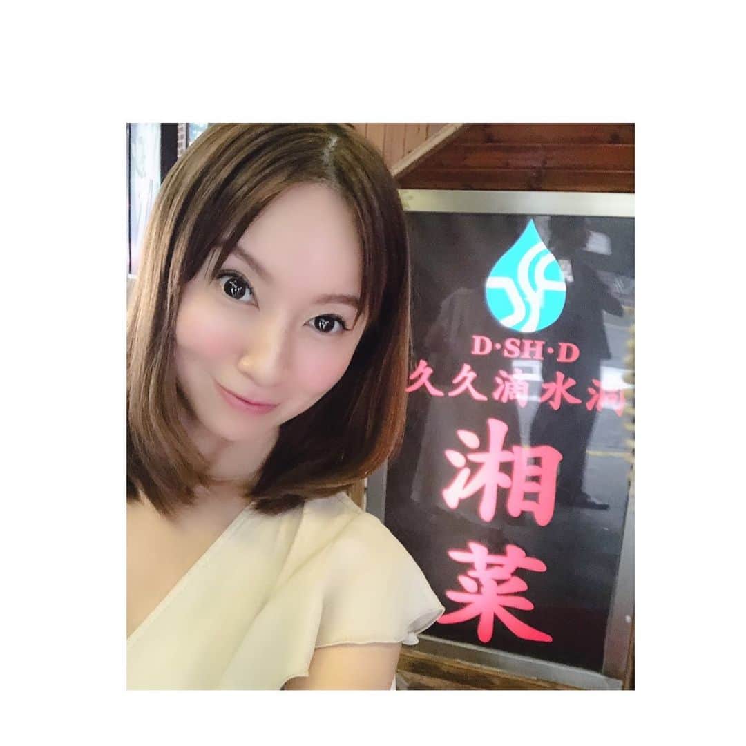 激辛アミーゴのインスタグラム：「#上海 に行った時に、現地で行った #四川料理店 🌶 とりあえず辛いのが食べたくて、飛行機降りたったその足で連れて行ってもらいました🌶 何て読むのかわからない…笑 上海料理と四川料理は違うけどね👅  日本と中国では味付けのベースが変わってくるから、すごく勉強になる。 #紹興酒 を飲みながら食べることもあって、少し味付けはしょっぱめで、日本より辛い🌶 もちろん辛くないのも沢山ありますよ‼️ クミンがきいたスペアリブが人気らしいです‼️ やっぱり私は辛いのが好き❤️ ・  #上海グルメ  #激辛アミーゴ」