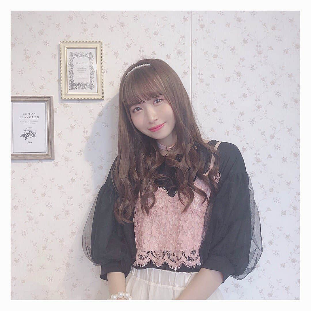 中野あいみさんのインスタグラム写真 - (中野あいみInstagram)「﻿ ﻿ 🎀🖤♡﻿ ﻿ ♥︎︎ - ♥︎︎ - ♥︎︎ - ♥︎︎ - ♥︎︎ - ♥︎︎ - ♥︎︎ - ♥︎︎ - ♥︎︎ - ♥︎︎ - ♥︎︎ - ♥︎︎ - ♥︎︎﻿ ﻿ #中野あいみ #あいみんぐらむ #あいみんふぁっしょん #ガーリーコーデ #パールカチューシャ #パール #チュール #チュールトップ #かなりお気に入り #レース #メンバーに会った瞬間ピーチ姫みたいって言われました #ズコッ #笑 🤣 #ボトムス見えてないけど白のロング #チュールスカート #を履いてます #ピンクのベルトみたいなタイプのチョーカーも最近のお気に入りですん #にゃは ﻿」7月23日 20時43分 - nakano_aimi