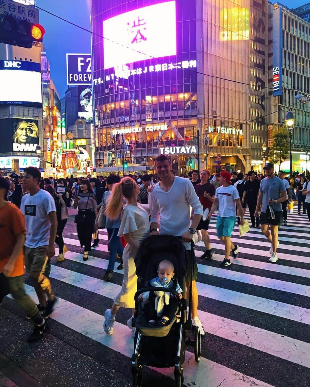 ミチェル・ランゲラクのインスタグラム：「Santiago does Tokyo! 🌃」