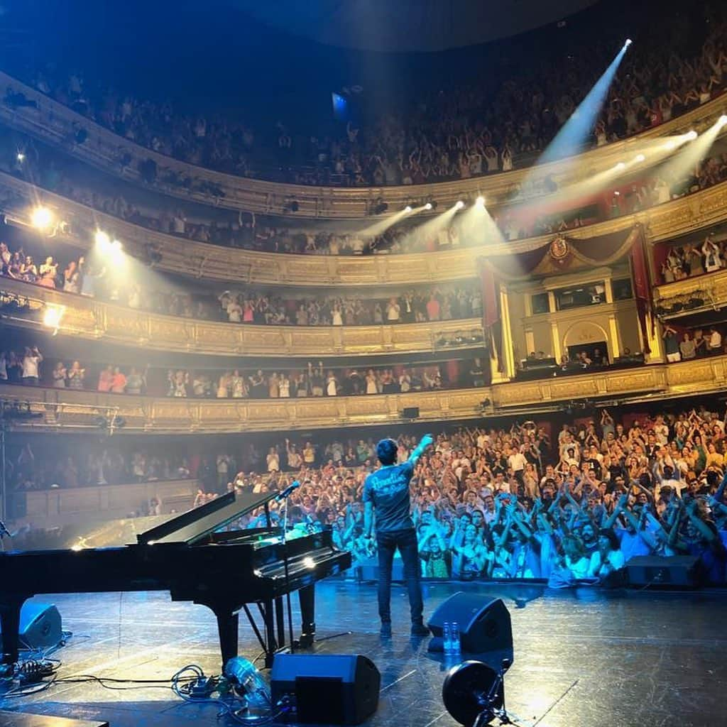 ジェイミー・カラムさんのインスタグラム写真 - (ジェイミー・カラムInstagram)「Last night at @umusicfestival was so special, what a beautiful venue and equally beautiful crowd ✌」7月23日 20時43分 - jamiecullum