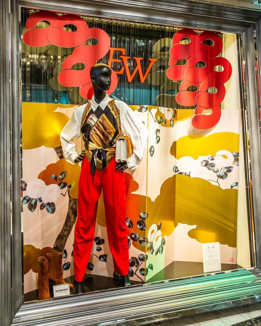 Fashion Headlineのインスタグラム：「伊勢丹新宿店の店頭に設置されているアートフレムでは、『エクセレントウーマン（EXCELLENT WOMEN）』の世界観を表現したディスプレイ装飾も出現し、“ファッション×アート”の切り口を様々な形で表現。 毎号工夫を凝らした店頭装飾も見所の一つ。是非次号発刊の際も、“ファッション×アート”の楽しさをチェックしてみて/ promotion  #伊勢丹 #三越 #新宿伊勢丹 #エクセレントウーマン #EXCELLENTWOMEN #カタログ #アート #品川亮 #コラボレーション #装飾 #ディスプレイ」