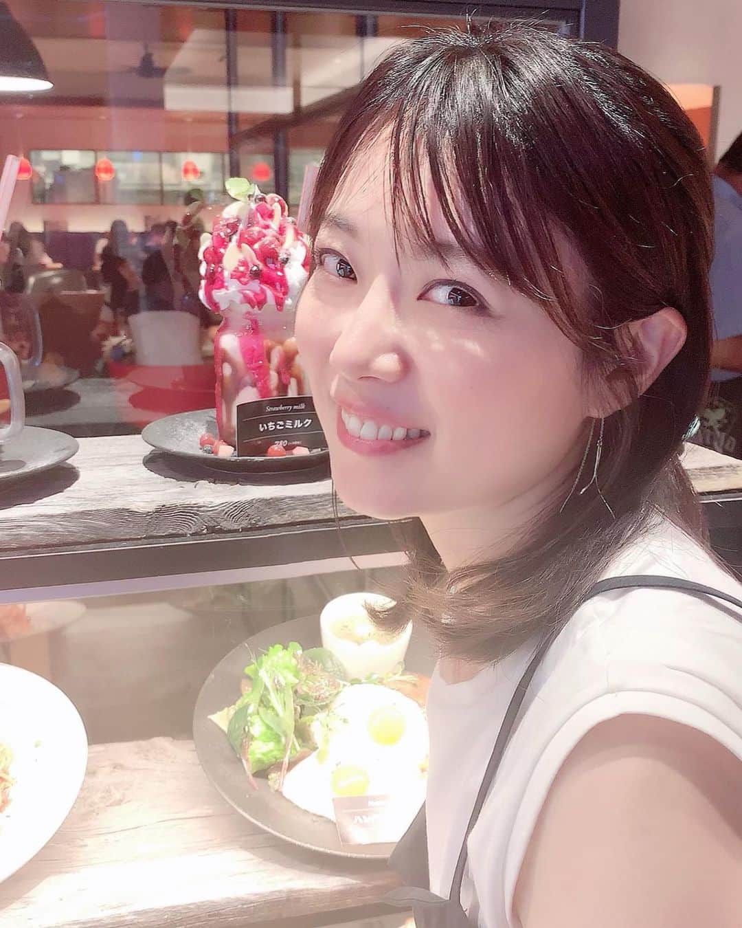 愛純もえりのインスタグラム：「愛純カラオケ部 「夏の終わりのハーモニーをみんなで歌おうの会」締め切り迫ってきましたよぉー🎤 現状はお一人様のご参加が100%❗️ なのでスタバ感覚で来てください☕️笑 男性も大歓迎✨✨✨ . 打ち合わせしてきたよ🌸 今日は食品サンプルでガマン🍰 . . . お申し込みはメルマガ(登録無料)にてご案内させて頂きます🌸 ※ご登録時に必ず自動返信メールが届きます。もし届かない場合は、設定又はご登録のメールアドレスに間違いがないかご確認下さいませませ。 . . メルマガ登録はURLをTwitterに貼り付けてあるので見てねん♪ #愛純カラオケ部」