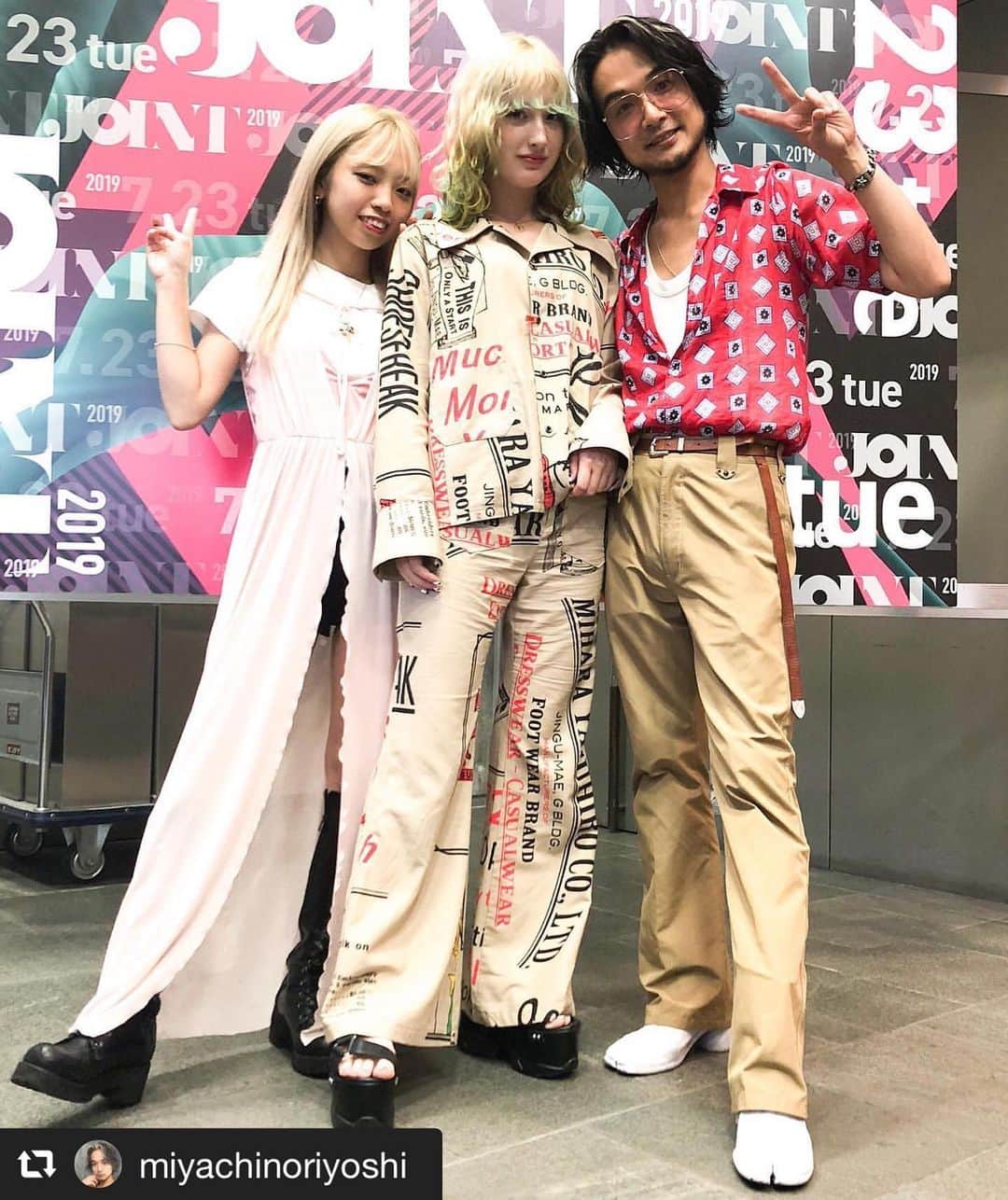 のインスタグラム：「本日はありがとうございました😊  来年もよろしくお願いします✨✨✨ #repost @miyachinoriyoshi via @PhotoAroundApp  今日は札幌の美容系ビックイベントJOINTの審査員とミニライブで参加させて頂きました🌟 気迫と涙と笑顔とでとても素晴らしいコンテストでした😭 僕も新時代を輝ける美容師になれるように頑張ろう🔥 @sapporobelle  #札幌#joint2019 #hair#審査員#ヘアショー」