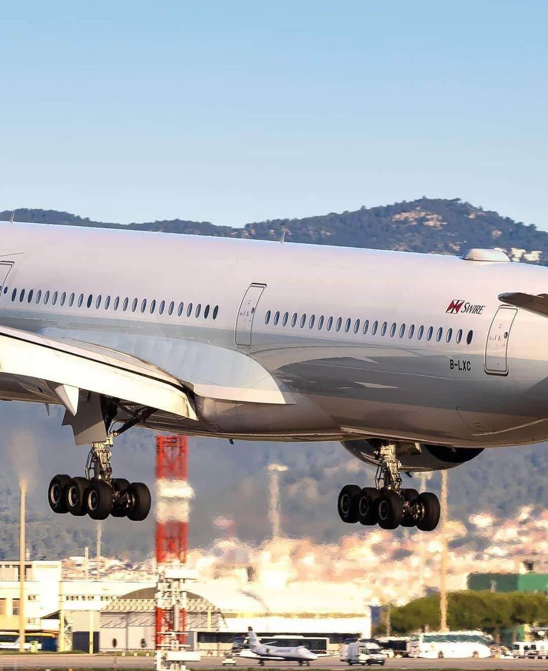 キャセイパシフィック航空さんのインスタグラム写真 - (キャセイパシフィック航空Instagram)「At just under 74 metres in length, our #A350-1000 is seven metres longer than the A350-900. How can you tell them apart without measuring? One easy way is by the landing gear. The A350-1000 has six wheels per bogie instead of four. Swipe to see.⁣⁣ ⁣⁣ 如果單從機身長度去分別，#A350-1000  長約74米，比 #A350-900 長7米。但單憑肉眼去分別兩款客機的話，最容易的方法就是觀察兩者起落架的輪胎數目。A350-1000的起落架有6個輪胎，A350-900則只有4個。快快滑動相片看看這是哪一款客機？⁣⁣ ⁣⁣ Credit: @oskarito.aviation」7月23日 20時57分 - cathaypacific