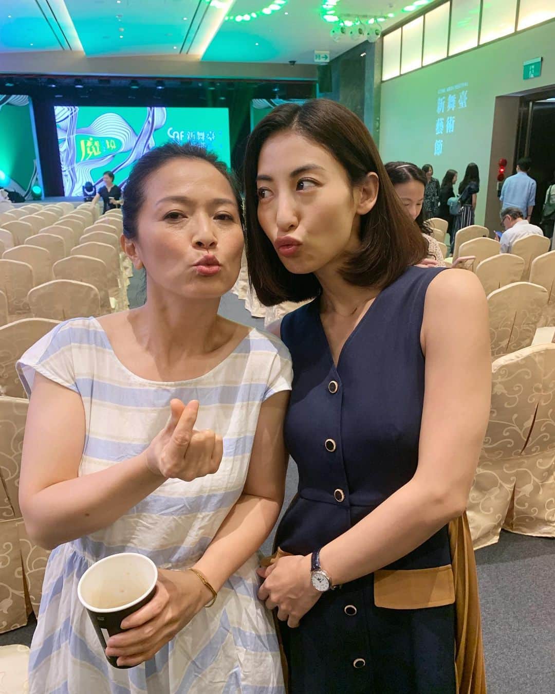 大久保麻梨子さんのインスタグラム写真 - (大久保麻梨子Instagram)「2019 新舞台藝術節 記者會 時光の手箱又要和大家見面唷！ 還沒看到的朋友們敬請期待🙌🏻✨ 好久不見的瓊煖姐❤️有要和很棒的前輩演員一起演舞台劇好開心🥳好期待啊啊啊〜 👗 @marjorie_official  今日は芸術祭の記者会見でした！ 今年3月にご好評いただいた舞台 #時光の手箱 また皆さんに観ていただけることになり嬉しいです😃 ステキで大好きな先輩達に久々に会えてテンション上がりました！今からすごく楽しみです！  #台湾 #舞台 #時光の手箱 #japanesefashion #japanesegirls #japanesemodel #japaneseculture #japanese #japanesestyle #chicas #japones #japon #japanesegirl #festivalfashion #japantrip  #소녀시대 #아름다움 #여성 #belleza #chica #modelo #modelos #modelo #모델 #แบบ #สาว #สาวๆ #สาวสวย #สาวอวบ #model」7月23日 20時58分 - marilog0907