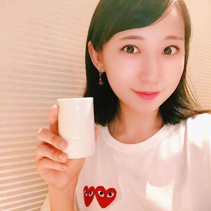 住吉史衣さんのインスタグラム写真 - (住吉史衣Instagram)「. . . プレゼントしていただいた『IKKON』😚🍶✨ お気に入りで最近は常にこれで日本酒を飲んでます！３つそれぞれ器の中の形状が違くて、それによって香りの広がりや、口当たり、喉越しまで変わるのが驚きですごく楽しい💓 . . “ラウンド” ほかの２つと比べて飲み口が一番厚手の作り。香りがすごく感じ取れて、口当たりもすごく柔らかくて、より甘味を感じられました。さらに最後までふんわりと続く優しい旨味とスッと消えるような後味。 “ナロー” その名の通り、一口の中で変化が沢山ありました！最初の一瞬ほんの少しだけキリッとした辛味があるのですが、その後はふわ〜っと優しく広がる甘味と香り。最後はまた少しキリッとした後味が来ました。 “ストレート” 音で例えると、ドシッとかズドンとかのかんじ？最初から最後まで大きな味の変化はないけれど、一定した香りと旨味を口に含んだ瞬間から飲み干した後まで楽しめる。何も足したり引いたりせずに、そのままの日本酒の味が一番分かりやすいのかな？と思いました^^ @ikkon.life . . この日は、香り豊かでマスカットやメロンのような芳醇な甘味と旨味。なのにキリッとしたキレの良い後味の『DATE SEVEN』で飲み比べをしたのでより香りや甘味の感じ方が変わって面白かったです🥰🥰👍 そしていつも美味しいお酒とお料理を提供してくださる @genkizoushigaya さんで写真撮らせていただきました☺️🙏✨ . . #IKKON #大堀相馬焼 #二重焼き  #木箱 #陶磁器 #陶器 #器 #ぐい呑 #お猪口  #ラウンド #ナロー #ストレート #round #narrow #straight #PR  #日本酒 #地酒 #唎酒師 #日本酒女子 #日本酒好き  #日本酒好きな人と繋がりたい #清酒 #일본술 #japanesesake #sakebottle  #宮城県 #伊達セブン #純米大吟醸 #住吉史衣 . .」7月23日 21時09分 - fumie_0426