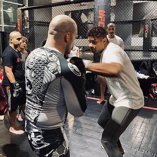 アリスター・オーフレイムさんのインスタグラム写真 - (アリスター・オーフレイムInstagram)「Having a fantastic time training with my fans and visiting Bahrain. @ufcgymuae you guys are the best 💪💪 thanks for having me.」7月23日 21時10分 - alistairovereem