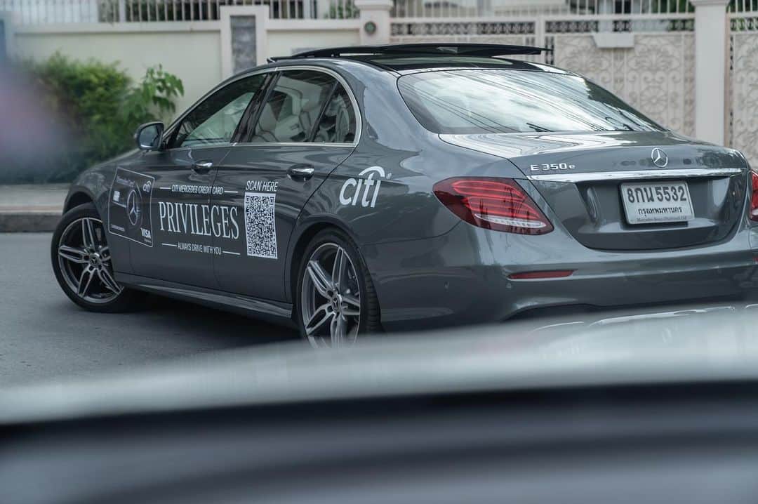 Mercedes-Benz Thailandさんのインスタグラム写真 - (Mercedes-Benz ThailandInstagram)「พบกับขบวนคาราวาน ที่พร้อมมอบสิทธิพิเศษ และความเหนือระดับอย่างสมบูรณ์แบบจาก The new Citi Mercedes Credit Card เพียงแค่สแกน QR Code เพื่อสมัครพร้อมรับสิทธิประโยชน์หลากหลาย อภิสิทธิ์เฉพาะเจ้าของรถยนต์เมอร์เซเดส-เบนซ์เท่านั้น  สำหรับท่านที่สนใจ สามารถดูข้อมูลเพิ่มเติมได้ทาง  www.Mercedes-benz.co.th/mercedescard  สำหรับท่านที่สนใจสมัคร www.citibank.co.th/mercedes  #CitiMercedesBenz #PrivilegesAlwaysDrivewithYou #MercedesBenzThailand」7月23日 21時03分 - mercedesbenzthailand