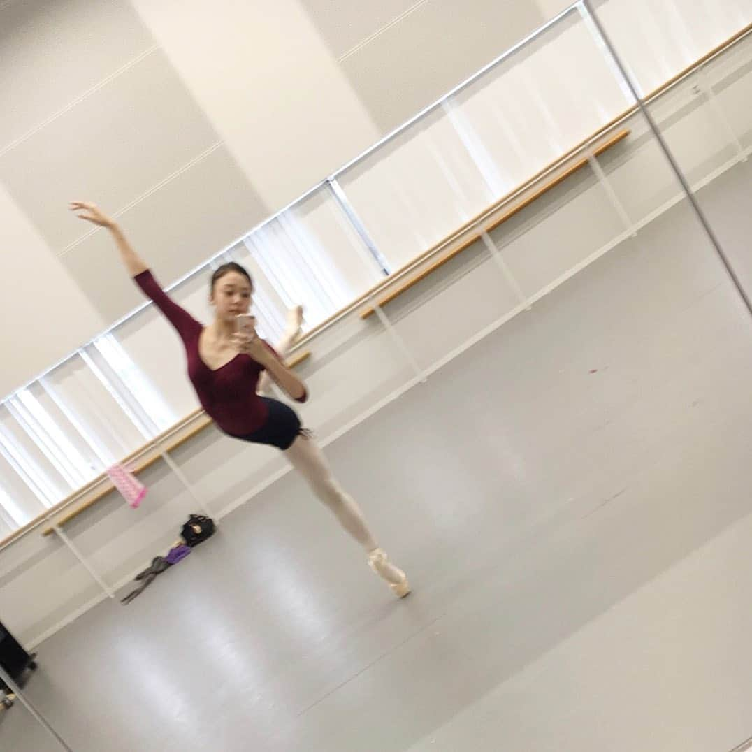 並川花連さんのインスタグラム写真 - (並川花連Instagram)「Ballet. . TBSの特番のときも 番組内で腰痛の為に病院に行ったりしていましたが、、 あの収録の日のとある朝、 起きたら背中から腰にかけて 少し動くと味わったことのない 激痛で息をするのも苦しいくらい、、、 すぐ病院を手配して頂いて 座れる状態になるまで3時間くらい かかって。。 . 特番の後も腰は度々痛くて 歩いてる途中にいきなり 関節？骨？が外れる感覚で そのまま動けなくなったりしていたのですが、、 . MRIで腰のヘルニアになりかけて 当分お休みしていたバレエ 明日から少しずつ復帰。です。💐 3歳からずっと習ってきて 幼稚園も小学校も中高も大学も 青春は全てバレエ漬けで あの頃は普通の学生に憧れることも あったけど今は全部 大切な宝物。😌❤️ だからこそ、 この先もバレエはずっと 続けていたい。 だし、もう20年もそばにいたバレエは やっぱり離れることができません。 . 久しぶりのレッスン緊張するなあ🤧😂 でもバレエの舞台に立つ感覚って 味わった人しか分からないくらい 特別でかけがえのない大好きな時間だから 少しずつ焦らず。 戻していきたいです。 . 😌🤲🏻💓 . #久しぶりに家でポワント履いてみて #涙でそうになった 笑 #ああ大好きなんだって #準備しててしあわせすぎて #戻すのに時間かかるかもしれないけど #ゆっくり楽しみながら #あの頃とはまた違う感覚で #自分なりに #だいすきなことをできるのって #しあわせ」7月23日 21時07分 - kareurn