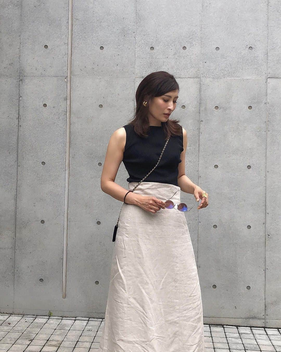 Ayaさんのインスタグラム写真 - (AyaInstagram)「#outfitoftheday . やっと晴れた☀️ . 娘とトイストーリー4を観たら 泣いてしまい 隣の娘を見たら クールな顔 ちーん😑となった本日 . tops @auralee_tokyo  skirt @slobeiena  bag @chanelofficial」7月23日 21時08分 - aya_green1010