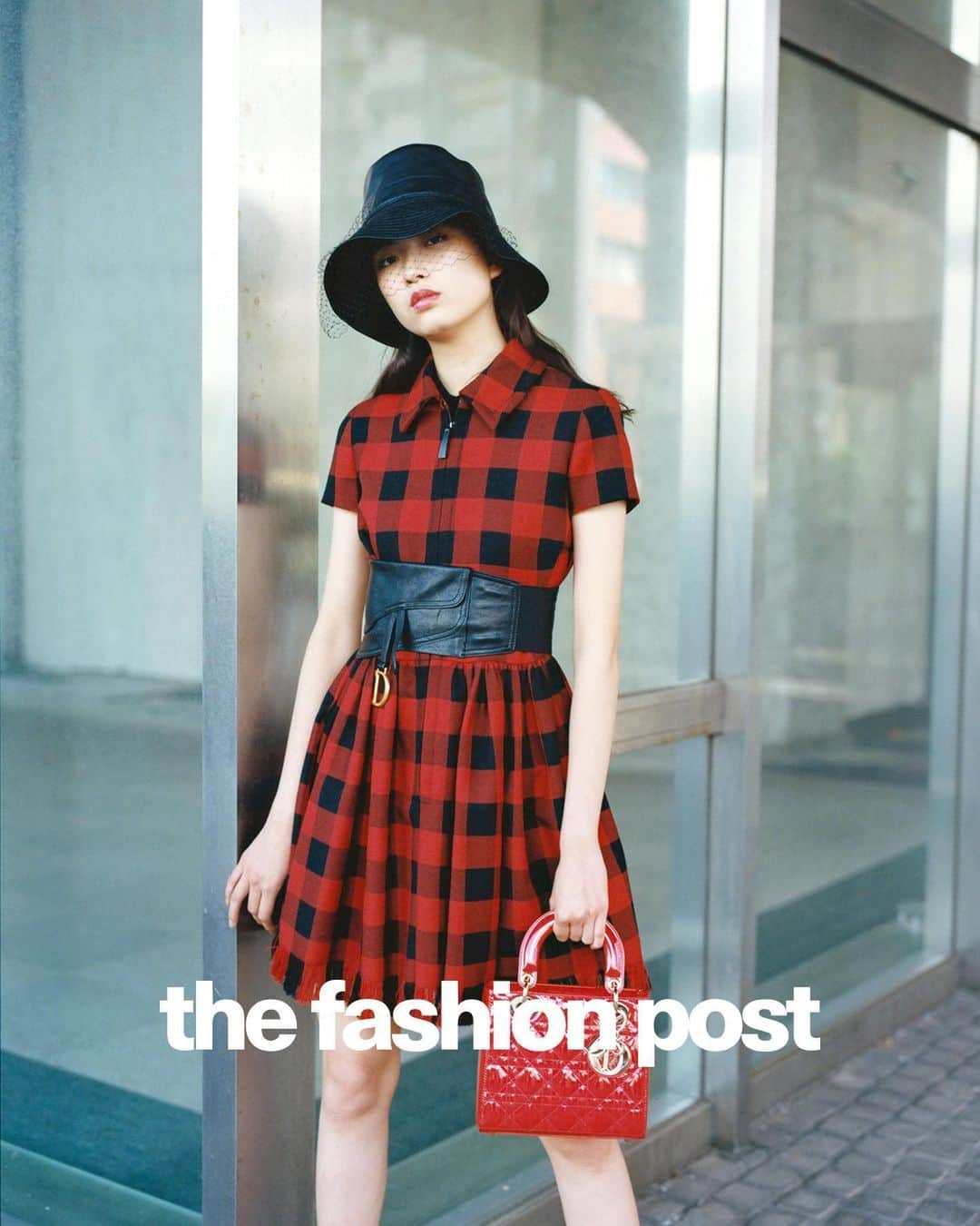 The Fashion Postさんのインスタグラム写真 - (The Fashion PostInstagram)「Dior with Mizuki Kayashima 『茅島みずきと DIOR (ディオール) vol.3』  DIOR (ディオール) の歴史で脈々と受け継がれてきたエレガンスの系譜。アーティスティック ディレクターの Maria Grazia Chiuri (マリア・グラツィア・キウリ) は、そのエレガンスに新たな解釈を吹き込んでいく。2019-20秋冬 プレタポルテ コレクションで彼女が生み出したのは、DIOR 流”テディ・ガール”。1950年代に一大ムーブメントを引き起こした英国を代表するサブカルチャーのひとつ”テディ・ボーイ”のガールフレンドを現代に甦らせた。かつて Christian Dior (クリスチャン・ディオール) もそうであったように、英国カルチャーに息づくエレガンスと反逆という相反するようで互いに惹かれ合うその関係に Maria Grazia Chiuri も魅せられたのだ。若手女優の登竜門として知られるポカリスエットのCMに起用され、期待の新星として一躍脚光を浴びた女優・茅島みずき。弱冠15歳ながらも、抜群のプロポーションと端正な顔立ちでクールビューティーと評判の美少女だ。そんなギャップが魅力の彼女と一緒に DIOR の最新ルックをお届けします。  第3週目は、英国のサブカルチャーを彷彿させるチェックを主役にしたやんちゃな”テディ・ガール”スタイルにフォーカス。若々しくカジュアルになりがちなブロックチェックも、ワントーンにまとめて小物で味付けすればたちまちファッションフォワードなスタイルに。なんといっても万能に活躍してくれる「サドル」モチーフのベルトは強い味方になってくれること間違い無し。注目したいのは、ショーでも一際目を引いた「トワル ドゥ ジュイ」。1947年よりメゾンで愛用されてきたテキスタイルであり、DIOR を語る上で欠かすことのできないアーカイヴモチーフのひとつだ。Maria Grazia Chiuri によってアップデートを重ねている「トワル ドゥ ジュイ」だが、今回はフラミンゴやカメレオン、サボテンなどが新たに描かれ、より刺激的な装いへ。デッサンのようにラフな線画の「トワル ドゥ ジュイ」も「LADY DIOR」となって登場。一見シンプルにみえて、目をこらすと繊細なビーズのエンブロイダリーが施された贅沢な逸品だ。  model: mizuki kayashima @mizukikayashima_official photographer: yuto kudo @youtojah videographer: mitch nakano @mitchnakano stylist: tomoko kojima @tomokojima__ makeup: masayo tsuda @masayo.tsuda_makeup hair: nori takabayashi @noritakabayashi writer: manaha hosoda @manaha_hosoda editor: daisuke yokota @daiskey﻿  #TFP #TheFashionPost #茅島みずき #DIOR #ChristianDior #ディオール #LADYDIOR #MariaGraziaChiuri #photooftheday #fashion #photography #instaphotography #instaphoto #fashionphoto #fashionphotography #fashioneditorial #tokyomodel #tokyofashion」7月23日 21時12分 - tfpjp