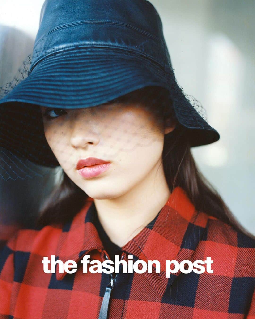 The Fashion Postさんのインスタグラム写真 - (The Fashion PostInstagram)「Dior with Mizuki Kayashima 『茅島みずきと DIOR (ディオール) vol.3』  DIOR (ディオール) の歴史で脈々と受け継がれてきたエレガンスの系譜。アーティスティック ディレクターの Maria Grazia Chiuri (マリア・グラツィア・キウリ) は、そのエレガンスに新たな解釈を吹き込んでいく。2019-20秋冬 プレタポルテ コレクションで彼女が生み出したのは、DIOR 流”テディ・ガール”。1950年代に一大ムーブメントを引き起こした英国を代表するサブカルチャーのひとつ”テディ・ボーイ”のガールフレンドを現代に甦らせた。かつて Christian Dior (クリスチャン・ディオール) もそうであったように、英国カルチャーに息づくエレガンスと反逆という相反するようで互いに惹かれ合うその関係に Maria Grazia Chiuri も魅せられたのだ。若手女優の登竜門として知られるポカリスエットのCMに起用され、期待の新星として一躍脚光を浴びた女優・茅島みずき。弱冠15歳ながらも、抜群のプロポーションと端正な顔立ちでクールビューティーと評判の美少女だ。そんなギャップが魅力の彼女と一緒に DIOR の最新ルックをお届けします。  第3週目は、英国のサブカルチャーを彷彿させるチェックを主役にしたやんちゃな”テディ・ガール”スタイルにフォーカス。若々しくカジュアルになりがちなブロックチェックも、ワントーンにまとめて小物で味付けすればたちまちファッションフォワードなスタイルに。なんといっても万能に活躍してくれる「サドル」モチーフのベルトは強い味方になってくれること間違い無し。注目したいのは、ショーでも一際目を引いた「トワル ドゥ ジュイ」。1947年よりメゾンで愛用されてきたテキスタイルであり、DIOR を語る上で欠かすことのできないアーカイヴモチーフのひとつだ。Maria Grazia Chiuri によってアップデートを重ねている「トワル ドゥ ジュイ」だが、今回はフラミンゴやカメレオン、サボテンなどが新たに描かれ、より刺激的な装いへ。デッサンのようにラフな線画の「トワル ドゥ ジュイ」も「LADY DIOR」となって登場。一見シンプルにみえて、目をこらすと繊細なビーズのエンブロイダリーが施された贅沢な逸品だ。  model: mizuki kayashima @mizukikayashima_official photographer: yuto kudo @youtojah videographer: mitch nakano @mitchnakano stylist: tomoko kojima @tomokojima__ makeup: masayo tsuda @masayo.tsuda_makeup hair: nori takabayashi @noritakabayashi writer: manaha hosoda @manaha_hosoda editor: daisuke yokota @daiskey﻿  #TFP #TheFashionPost #茅島みずき #DIOR #ChristianDior #ディオール #LADYDIOR #MariaGraziaChiuri #photooftheday #fashion #photography #instaphotography #instaphoto #fashionphoto #fashionphotography #fashioneditorial #tokyomodel #tokyofashion」7月23日 21時12分 - tfpjp