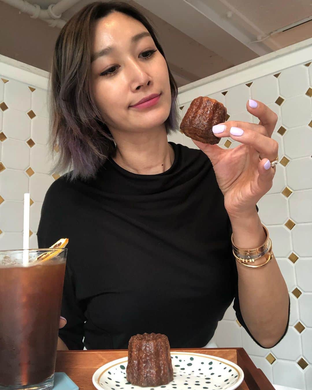 ピョン･ジョンスさんのインスタグラム写真 - (ピョン･ジョンスInstagram)「🤣🤣🤣🤣 넘 많이 먹으니 웃겨?  이거이름뭐냐 ㅋㅋ  4개째 클리어!! #cookiesisters #가로수정수맛집」7月23日 21時16分 - hoyatoya