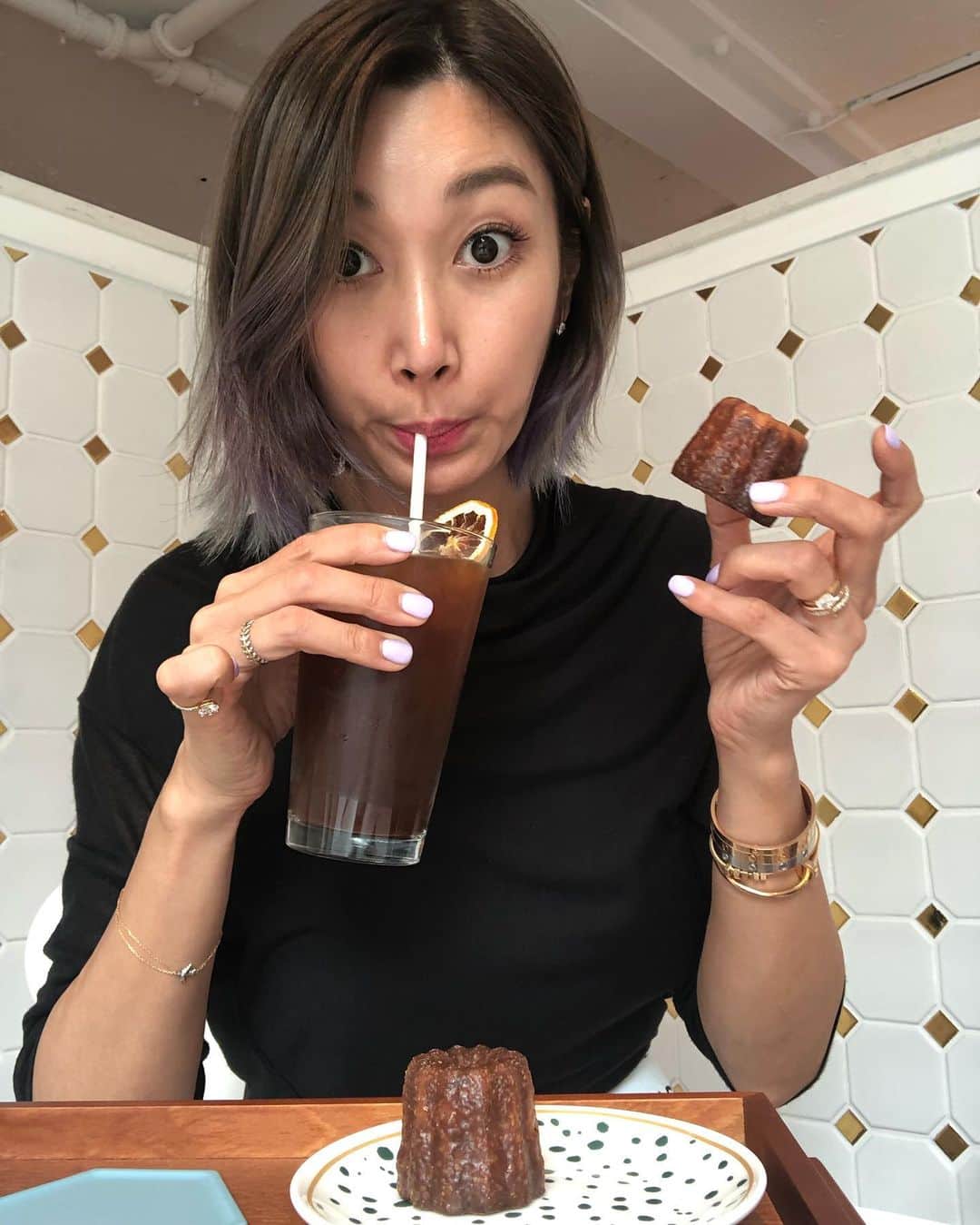ピョン･ジョンスさんのインスタグラム写真 - (ピョン･ジョンスInstagram)「🤣🤣🤣🤣 넘 많이 먹으니 웃겨?  이거이름뭐냐 ㅋㅋ  4개째 클리어!! #cookiesisters #가로수정수맛집」7月23日 21時16分 - hoyatoya