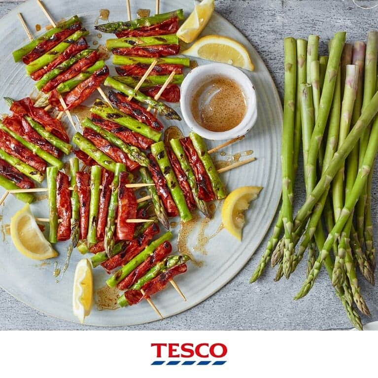 Tesco Food Officialさんのインスタグラム写真 - (Tesco Food OfficialInstagram)「Bring some big, healthier ideas to this weekend’s BBQ! Search ‘Healthy’ on Tesco Real Food to find these recipes and more – link in bio.  BBQ ‘SHROOM BUNS – make ‘meaty’ mushrooms the star  ASPARAGUS & CHORIZO SKEWERS – the ultimate dairy- and gluten-free side  BEEF AND MUSHROOM BURGER – try lean minced beef for burger patties  GRIDDLED PINEAPPLE & BANANA ICE CREAM – go for a fruit-based vegan dessert everyone can enjoy」7月23日 21時16分 - tescofood