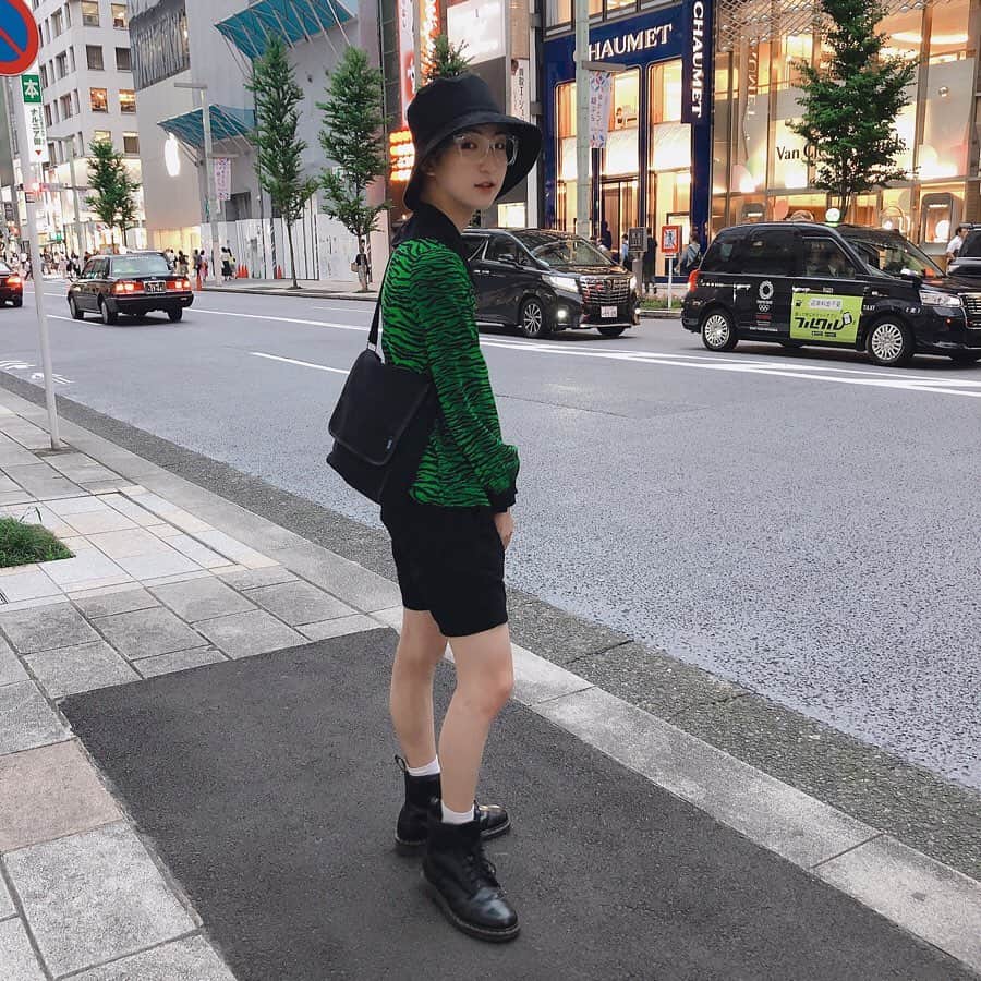 のインスタグラム：「どうもこんにちは。 見返りブスです。 ・ 🖤🖤🖤🖤🖤#데일리룩 #데일리룩코디 #패션 #패션스타그램 #오오티디 #옷스타그램 #아웃핏 #코디 #옷 #오늘뭐입지 #오오티디 #데일리룩 #패션 #옷스타그램 #패션스타그램 #코디스타그램 #កម្ពុជា​ #ភ្នំពេញ​ #ពិធី​បុណ្យ​ផ្កាយ​ #ក្បាច់​រាំ​ #តេមពឹរ៉ា #ប្រទេស​ជប៉ុន​ #អរគុណ​ #សួស្តី​」