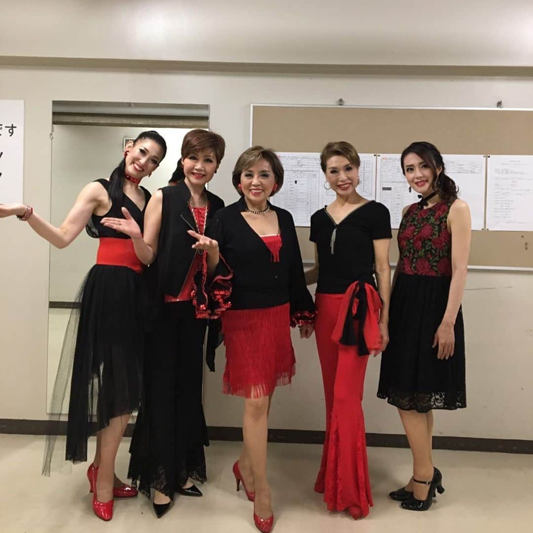 沢希理寿さんのインスタグラム写真 - (沢希理寿Instagram)「まずはじめに瀬戸田パリ祭からの帰りの車で見れた美しい夕陽 ハート形に見えませんか？❤️ ツアーは小田原パリ祭から始まり #山本リンダ さん#ROLLY さんが 殆どの公演に出演され、素晴らしいパフォーマンスでパリ祭を盛り上げてくださいました！ 打ち上げはいつも楽しかったです❣️ 神戸パリ祭では宝塚の先輩方が沢山出演されて身の引き締まる思いでした！ 久しぶりに神戸に行けて嬉しかったです。 もっとゆっくりしたかったなー 阪急電車に乗りたかったです😭 やっぱり宝塚に近づくとテンションあがります笑  ツアーではソロも歌わせていただき 私は#シャルルアズナブールのナンバーから #思い出の瞳 歌わせていただきました！  #小田原パリ祭  #神戸パリ祭 #岡山パリ祭 #瀬戸田パリ祭  #伊東はじめ さん #珠木美甫 さん #髙木椋太 さん #あみ さん #上村マキ さん #catsu さん」7月23日 21時21分 - rizu_sawaki