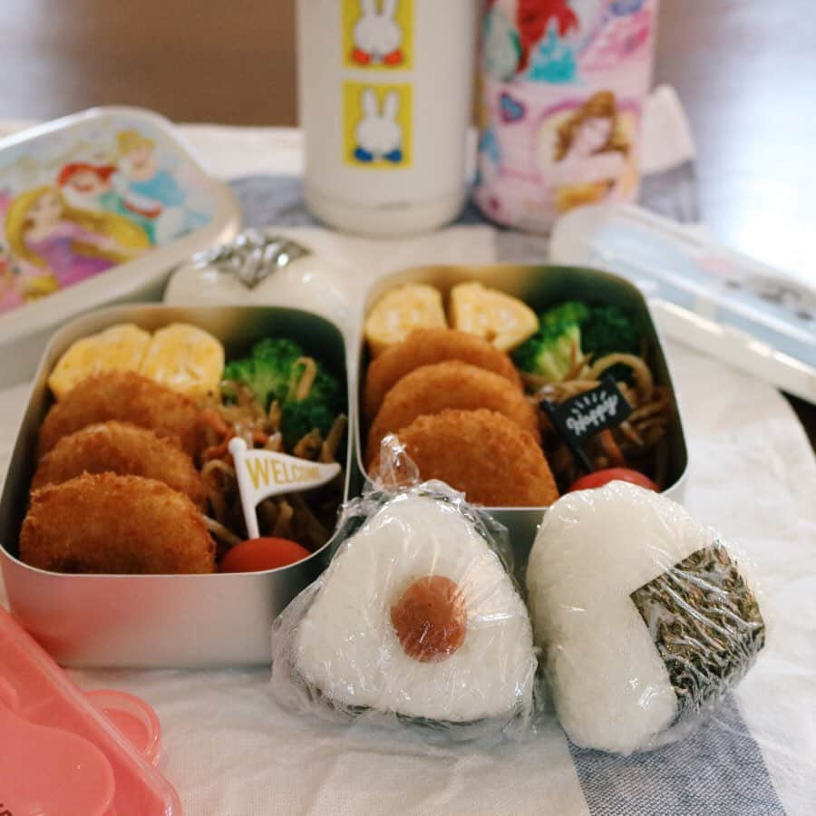 ゆかり/yukariさんのインスタグラム写真 - (ゆかり/yukariInstagram)「学童弁当 給食ってありがたいですね。 子供たちが夏休みなのでなんとなく夏休み気分なのですが、サラリーマンはひとつも夏休みじゃありませんね。 * * * #おうちごはん #うちごはん #昼ごはん #おひるごはん #ランチ #料理 #手料理 #お弁当 #弁当 #自炊 #家庭料理 #料理好きな人と繋がりたい #暮らし #テーブルコーディネート #おうちごはんLover #food #japanesefood #foodpic #lunchbox #bento #和食 #今日のお弁当」7月23日 21時22分 - yucali.m