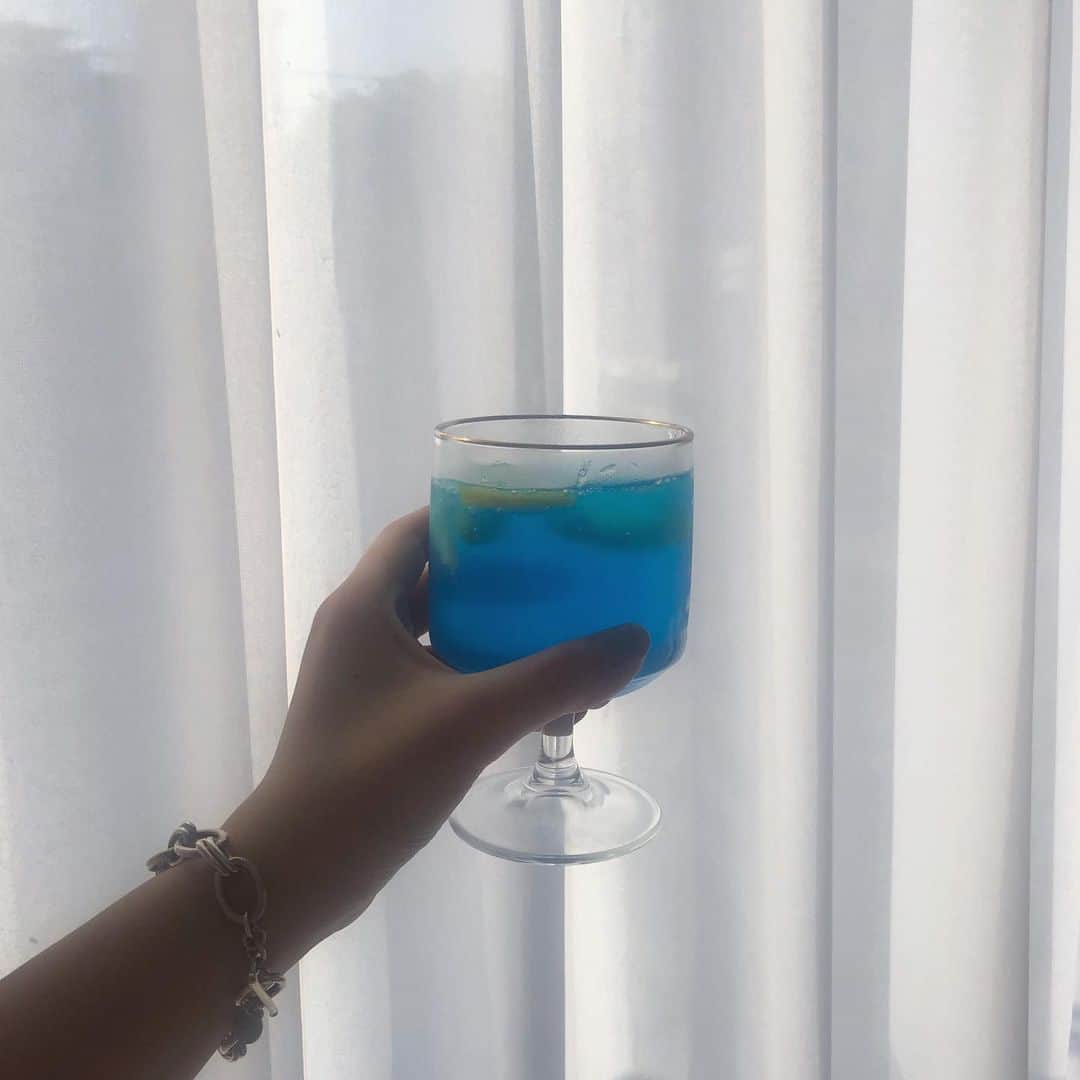 永井理子のインスタグラム：「@gestalt.coffee  ホワイトを基調に世界観がつくられているカフェ🦋」