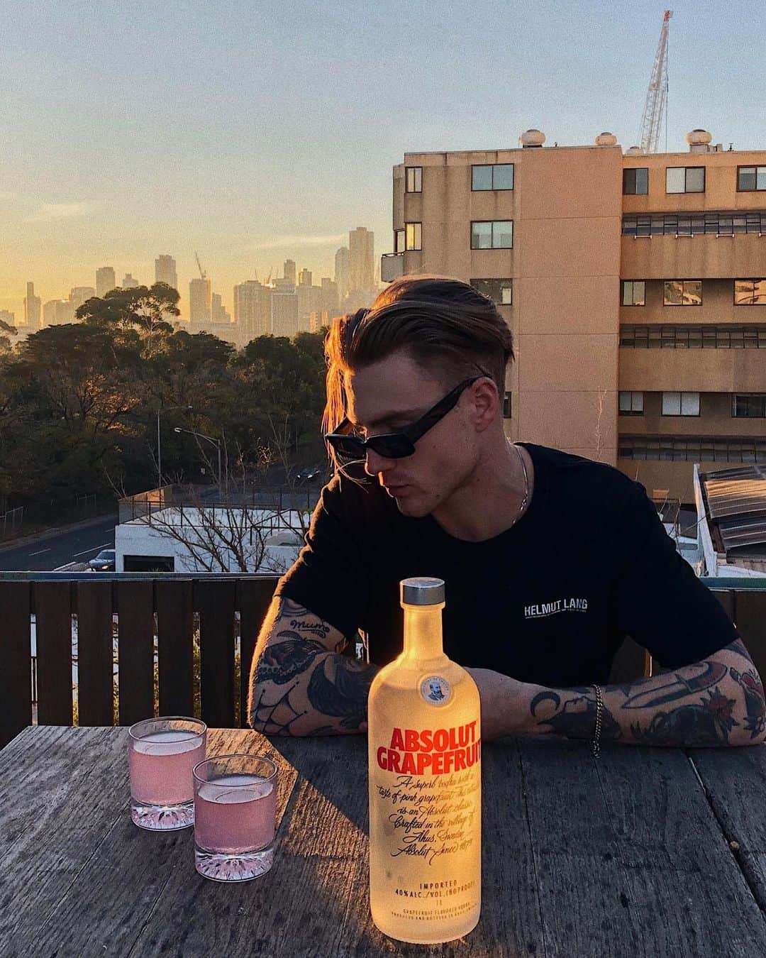 THOMAS DAVENPORTさんのインスタグラム写真 - (THOMAS DAVENPORTInstagram)「@absolutvodka have released a grapefruit flavour with natural ingredients... say no more. // #absolutvodka #ad #takemetothesunset」7月23日 21時23分 - thomasdavenport