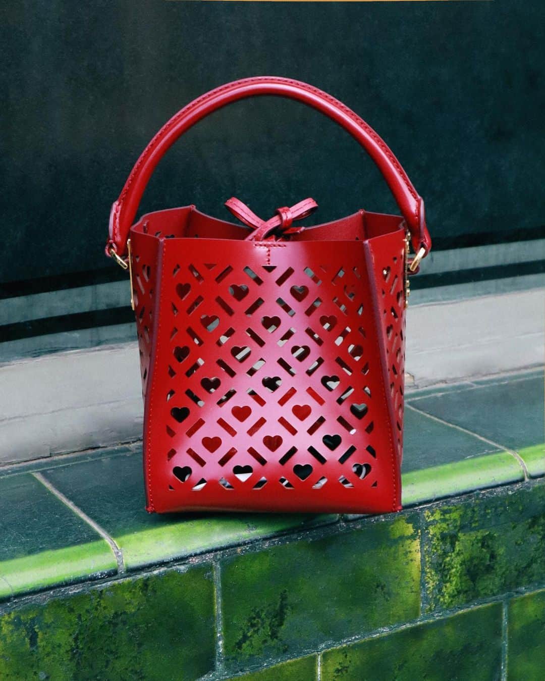 Sophie Hulmeのインスタグラム：「A close-up of those laser cut hearts ♥️ We’re besotted with this Albion Cube...」