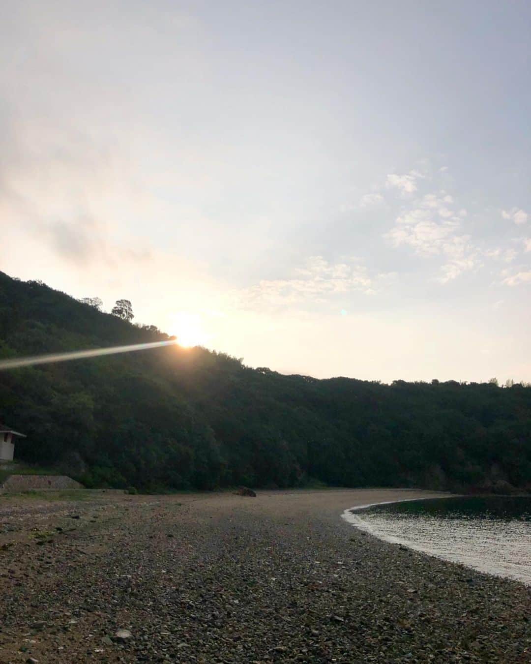 eiko kagamiさんのインスタグラム写真 - (eiko kagamiInstagram)「今日は早起きをして島をお散歩。 . 5:55に全国各地から龍神様が集まると言われている｢閃きの門｣というエリアへ。 日本初の国立記念公園にも指定され、神秘の島とされるここの島には沢山のエネルギーが高い場所があって、予想以上の島のコースに驚きっぱなし🤣😳🙏 . デトックスコースとしても、お風呂も3種類の天然サウナ、海水より濃度の濃い胎内風呂、薬湯風呂、最高にデトックスな砂風呂(身体の悪い部分が赤くなる！😳)と、これを今日私たちもトータル4時間😂🙌 それはそれは究極のデトックスとなりました💪✨ . ここのパワースポットの高いエネルギーを明日の早朝コースの石の浄化で皆さまにもお届けしたいと思います💎💙💫 . . . #仙酔島  #デトックス #パワースポット #2枚目#散歩で展望台から見た景色 #3枚目#太陽が昇ってきた朝🌞」7月23日 21時26分 - eikooo7