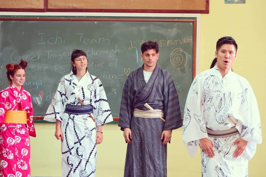 梅川壱ノ介（舞踊家）のインスタグラム：「【一日一日を真剣に丁寧に】  一日一日の積み重ねがとても大切だなと感じる日々でした。生徒たちは日本舞踊の集中力、繊細な世界から楽しさを見出していました。  厳しい稽古でもワクワクする気持ち、少しできるようになった時の笑顔喜び。本当に美しい環境に僕も無我夢中で教えていました。  #梅川壱ノ介  #日本舞踊 #ワークショップ #アテネエピダウロスフェスティバル #アテネフェスティバル  #ギリシャ #epidaurus  #epidauruslyceum  #athensepidaurusfestival  #greece」