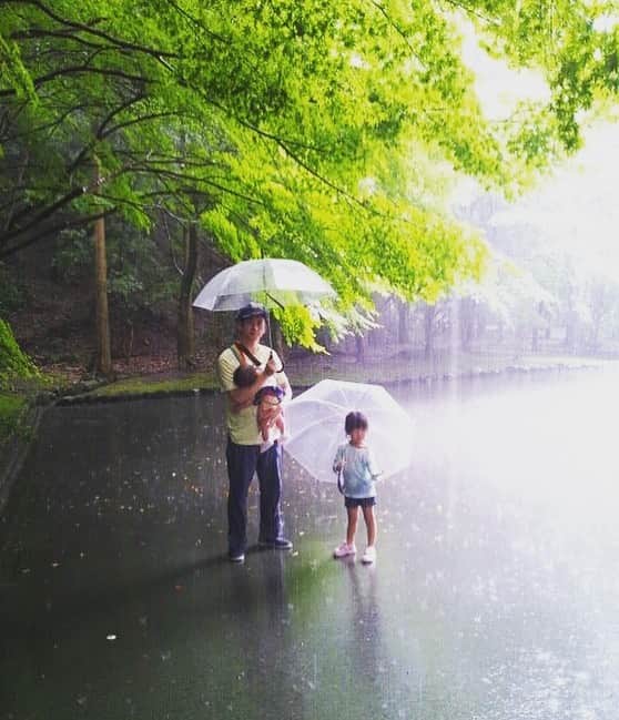 榊いずみさんのインスタグラム写真 - (榊いずみInstagram)「梅雨いつあけるのかなー？ちょっと以前の写真をいろいろ探してて、大雨の伊勢神宮が出てきた。この写真大好き。 #isejingu #rain #family」7月23日 21時31分 - izumizmroom