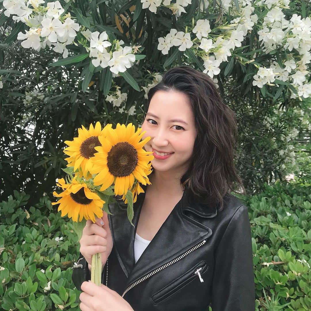 のインスタグラム：「andGIRL初登場の河北麻友子ちゃん💓﻿ ﻿ 8月号の「ColorandGIRL」連載企画に﻿ ご出演いただきました🙌🏻♡﻿ 今月は"ホワイト"がテーマカラーで﻿ 夏らしい爽やかでフレッシュな﻿ ホワイトコーデをご紹介してます🌻✨﻿ ﻿ 今回スタッフもほとんど﻿ はじめましてだったんですが、﻿ 常にニコニコしていて﻿ 元気で明るく撮影をこなしてくれた﻿ 麻友子ちゃんに、全員メロメロにでした😍﻿ ﻿ ﻿ #河北麻友子 #andGIRL8月号﻿ #ColorandGIRL #ホワイトコーデ﻿ #夏コーデ #カラーコーデ﻿ #撮影オフショット﻿ #andGIRL #アンドガール」