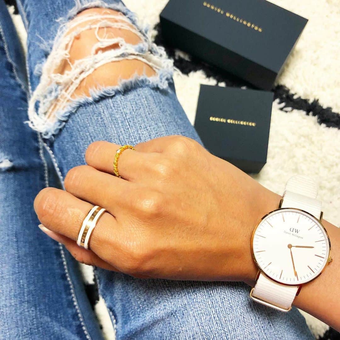 Saoriのインスタグラム：「ダニエルウェリントン⌚️ 夏の新作💙 リングとセットでより可愛い😍 ホワイトのベルト夏にぴったりやわ🌻 💜15％OFFクーポンコード👇saorin2（‪9/30‬まで有効、公式サイト使用のみ） https://www.danielwellington.com/jp　 @danielwellington  #ダニエルウェリントン #DW新作#DW手元ルックス #ファッション#コーデ#コーディネート#シンプル#カジュアル#ロンハーマン#ザラ#アーカー#ユニクロ#おしゃれさんと繋がりたい #fashion#outfit#ootd#code#coodinate#simple#casual#UNIQLO#ronherman#zara#rhc#ysl#instafashion#instagood」