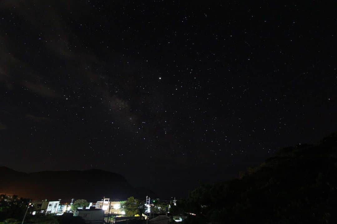 はねゆりのインスタグラム：「ルームメイトのRikoちゃんはカメラ好き📷﻿ 夕食終わって戻ったら﻿ 素敵な写真を収めてました！！﻿ ﻿ 皆さんにおすそ分け⭐︎﻿ 皆さんが素敵な夜を過ごせますように❤️﻿ (画面の明るさをマックス明るくすると流れ星たくさん写り込んでます！！) ﻿ My roomie Riko loves taking pic.﻿ She showed me a beautiful pic when I went back to room.﻿ ﻿ I love to share with my friends😘That's you!!!﻿ Have a sweet night!﻿ ﻿ ﻿ #akaisland﻿ #kerama﻿ #okinawa﻿ #阿嘉島﻿ #慶良間諸島﻿ #HANAMURO﻿ #ハナムロ」