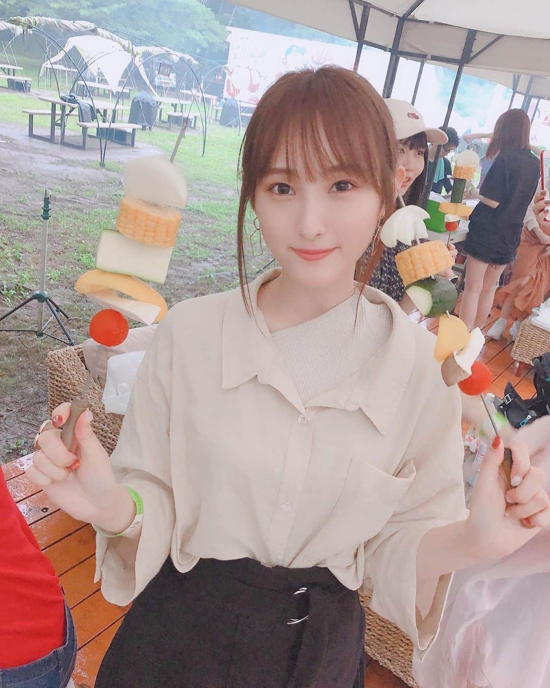 植木南央のインスタグラム：「この間みんなでバーベキューした日の🍖 大雨だったから髪ボサボサ😭 笑う秋吉ちゃんと焼いてくれるなっちゃん🕺🏿」