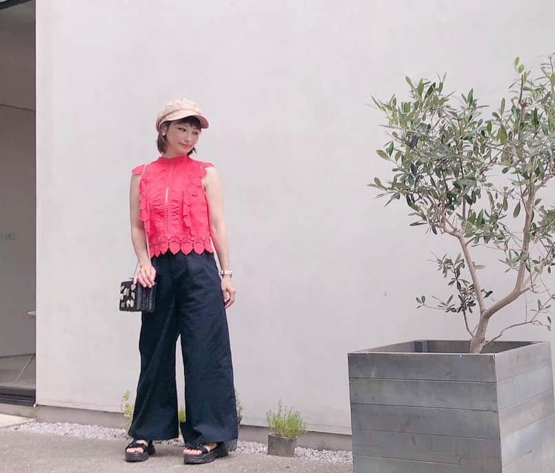 のインスタグラム：「* * * 今日のコーデ ☑︎tops ▸▸▸#estella.k ☑︎pants ▸▸▸#cohina ☑︎bag ▸▸▸#laugoa  やっと暑くなってきましたねー☀︎ 夏は通気性のいいリネンの服を着たくなるのでcohinaのワイドリネンパンツを初おろし☻ ⋆ サラッとして着心地いいから暑くてもテンション上がるよ𓀤 * * * cohinaさんは身長155cm以下の女性ための ブランドで、いつも愛用させていただいてるの✈ 150cmの私の身長でもちょうどいい長さのワイドパンツってなかなかないから本当に貴重 ✧ 私と同じような悩みを持っている方にオススメだよー𓃱 #cohina #コヒナ #シンデレラサイズ #今日のコーデ  #きょこ  #ママコーデ  #sサイズコーデ  #150cm  #150cmコーデ  #おちびコーデ  #低身長コーデ #男の子ママ」