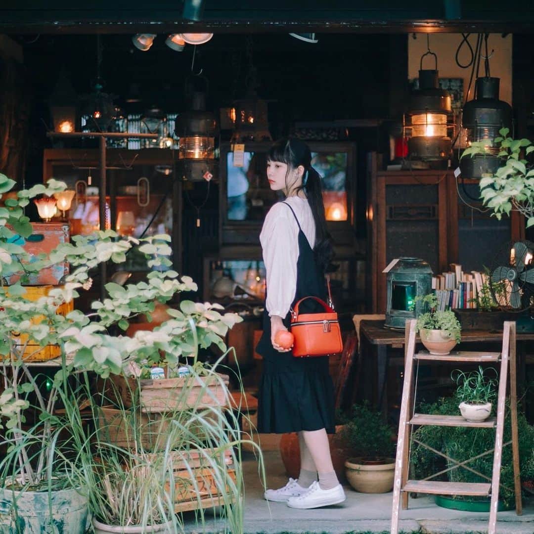hiderin777のインスタグラム：「🌿 . . . . 京都雑貨屋巡り . . 写真も撮らずに仕事に明け暮れてたら、 知らないうちに祇園祭が終わろうとしてる (え、もしかして終わったかな)。 なんか今年の夏はまだ夏らしいことしてない。 去年なんていつでも海に潜れる臨戦態勢だったってのに。 これから夏を満喫ーーー、したいとこ( ๑⃙⃘ϋ๑⃙⃘ ) . . . #nokton  #りんご  #京都さんぽ  #京都ぶらり  #京都巡り  #京都カフェ巡り」