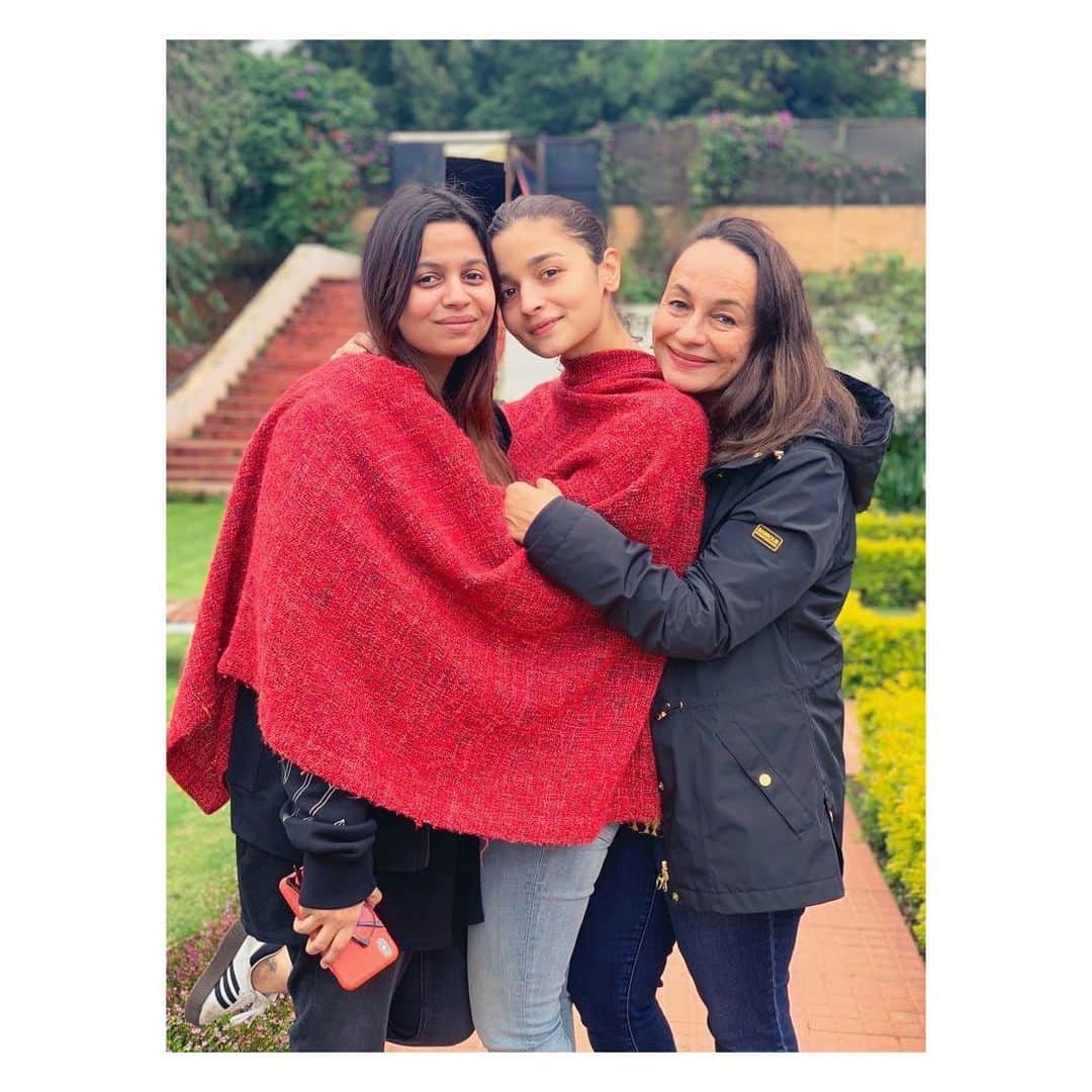 アリア・バットのインスタグラム：「a whole lotta love 😘❤️」