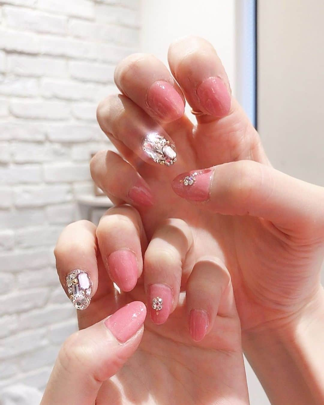 新部宏美さんのインスタグラム写真 - (新部宏美Instagram)「💅new💗💗💗 * 肌になじむかわいらしいピンク🥰 * #ピンクネイル#ストーンネイル#キラキラネイル#ぴろネイル」7月23日 21時48分 - piromin_1202