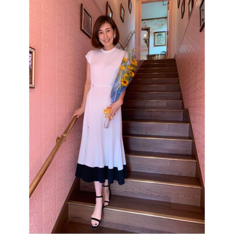 machi28777さんのインスタグラム写真 - (machi28777Instagram)「努力を惜しまぬ女性は美しい✨﻿ ﻿ 今日は、ANA同期である、フランス菓子、英国菓子研究家 牟田彩乃ちゃんの出版記念パーティーでした✨﻿ @ayanolondon29 ﻿ 私の愛読書でもあり、我がサロンでもおすすめした"ロンドン美味しいお菓子時間"﻿ ﻿ イギリス菓子はもちろんのこと、古き良きイギリスの文化、チャリティについて、歴史…幅広い知識がぎゅっと詰まっている一冊なのです﻿ ﻿ ﻿ 会場には彩乃ちゃんの生徒様やファンの方々が大変多くいらっしゃり、エレガントで魅力に溢れる女性ばかり✨  いるだけで私もなんだかそんな一員になれたような笑笑 勘違いかもしれませんがww﻿ ﻿ ﻿ 本に関わらず、いつもコツコツと努力を積み重ね、必ず成功への道へ進んでいく彩乃ちゃん。しかし見せずに常にエレガントで優雅な姿に皆が魅了されるのです❤️ もちろん私もその一人✨﻿ ﻿ そんな彩乃ちゃんが日本に帰国するタイミングで日本で新たな活躍の場を広げるお手伝いをさせていただきました^_^﻿ ﻿ HP、トータルプロデュース、ファッションコンサル…全ては大好きな彩乃ちゃんの魅力が開花し、より多くの皆様に想いが届くように考えて^_^﻿ ﻿ 陰ながらのお手伝いではありましたが、一緒に創り上げていく感動をしていく共感することができたのは私自身幸せでした✨﻿ ﻿ これからもさらにさらにステップアップを重ねていく彩乃ちゃんのお手伝いができれば幸せです❤️﻿ ﻿ 彩乃ちゃん、改めておめでとう✨﻿ ﻿ これからも彩乃ワールドを皆様にお伝えしていってね✨  #フランス菓子英国菓子研究家 #牟田彩乃 #出版記念パーティー #浜田山 #アフタヌーンティー #ANA #私をイメージした花束 #用意してくれてた涙 #スピーチさせていただきました #皆様ありがとうございます #ベリーズティールーム」7月23日 21時50分 - machi28777_