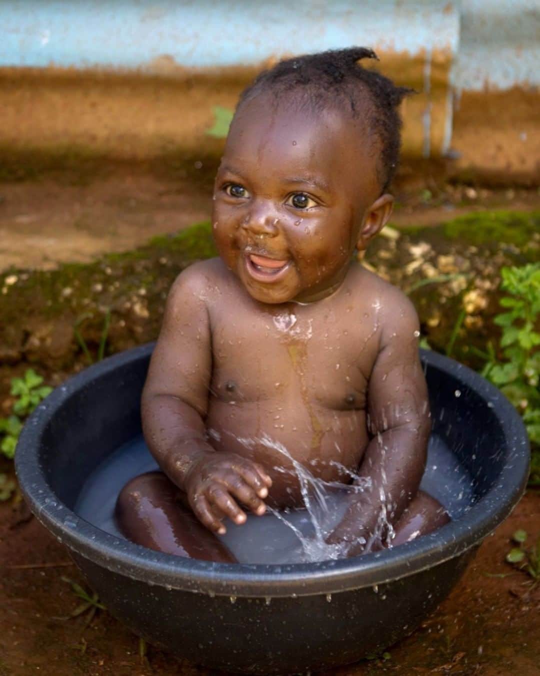 unicefさんのインスタグラム写真 - (unicefInstagram)「Baby Kensley is having a little splash 💦! His mother is getting support to raise a healthy, happy bundle of joy with classes, counselling and medicine at a UNICEF Haiti nutrition clinic. © UNICEF/UNI136958/Dormino」7月23日 21時50分 - unicef
