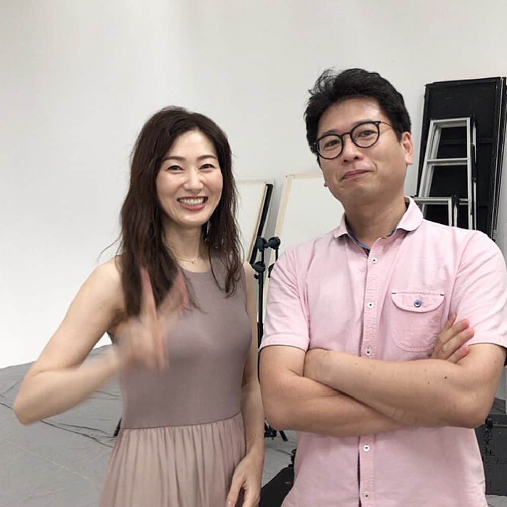 梅本理恵さんのインスタグラム写真 - (梅本理恵Instagram)「撮影の日♡  撮影のたびに出会える、進化した美容品♡ じっくり浸透して、プルプル。 キレイになれるとワクワクします☺︎ ・ ・ 真顔、口角を少しあげる…の表情。 たちまち怖い顔になってしまう私。 笑顔とのギャップが激しめです。笑  カメラマンの大瀬さん♡ ピンク同士。 ペアルック⁈ 妙にしっくりくる、めおと感♡笑  今日も和やかな雰囲気の撮影をありがとうございました☺︎☺︎! ・ ・ ・ ・ #光文社#美st #11月号#セレstory #セレスト #美肌#美容#美活#撮影オフショット#美魔女 #美魔女コンテスト #美魔女ファイナリスト #はんなり美魔女#はんなり梅ちゃん#team美魔女9期生 #いつもありがとうございます #感謝のきもち#ピースが ぶれる」7月23日 21時51分 - rie___12ki