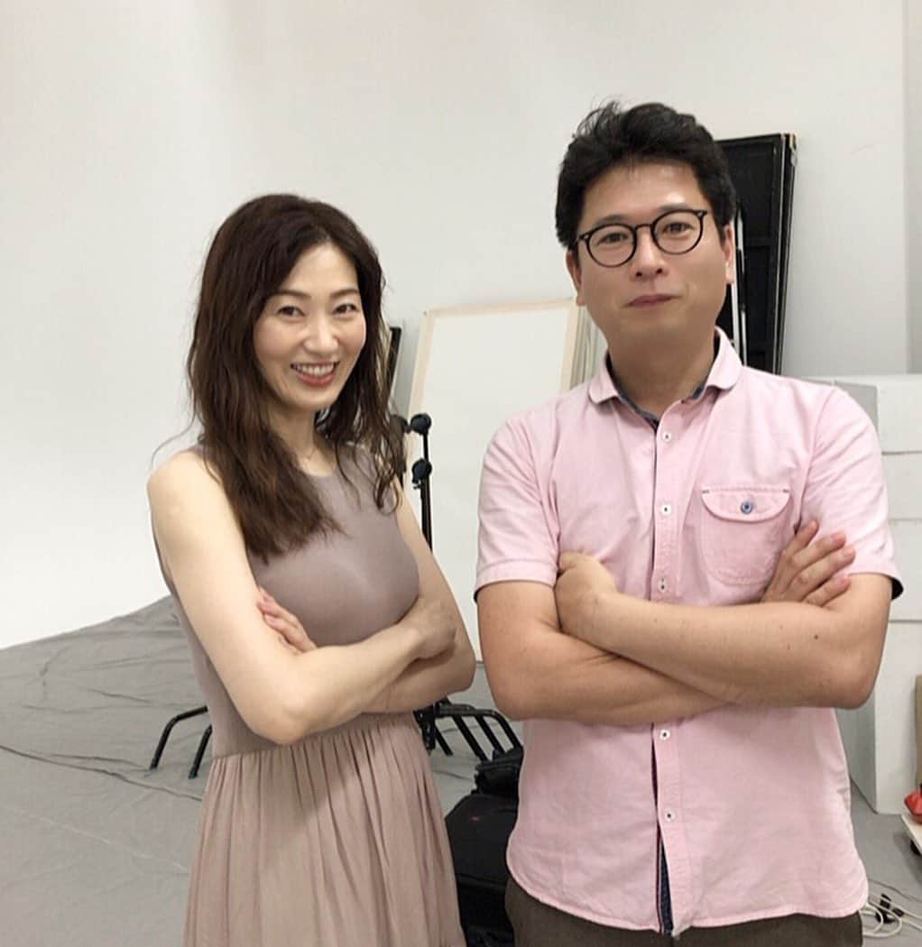 梅本理恵さんのインスタグラム写真 - (梅本理恵Instagram)「撮影の日♡  撮影のたびに出会える、進化した美容品♡ じっくり浸透して、プルプル。 キレイになれるとワクワクします☺︎ ・ ・ 真顔、口角を少しあげる…の表情。 たちまち怖い顔になってしまう私。 笑顔とのギャップが激しめです。笑  カメラマンの大瀬さん♡ ピンク同士。 ペアルック⁈ 妙にしっくりくる、めおと感♡笑  今日も和やかな雰囲気の撮影をありがとうございました☺︎☺︎! ・ ・ ・ ・ #光文社#美st #11月号#セレstory #セレスト #美肌#美容#美活#撮影オフショット#美魔女 #美魔女コンテスト #美魔女ファイナリスト #はんなり美魔女#はんなり梅ちゃん#team美魔女9期生 #いつもありがとうございます #感謝のきもち#ピースが ぶれる」7月23日 21時51分 - rie___12ki