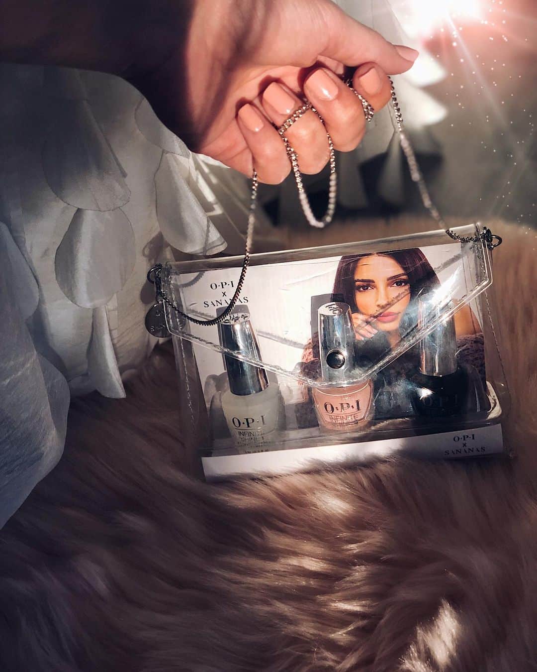 のインスタグラム：「Les gagnants sont : @dixie85rose, @insta_lea_c_tout ,@djennii62 , @marinalrbi , @alexandra_bellenger_grava ,@pauline.smsn , @laeticapvin , @camibrazil , @nenem_liloo , @m_amat. GIVEAWAY TIME 🎉CONCOURS ! Vous savez à quel point je suis fière et heureuse de mon vernis “Sanaa’porte que de l’amour”💕en collaboration avec @opi_france 🙈Du coup on a décidé de faire gagner 10 kits ! Chaque kit est disponible chez @SephoraFrance (il est à -20% en ce moment 💸😜)et contient mon vernis + 1 base + 1 top coat pour une manucure parfaite 💅🏻 Pour participer il suffit : ✅Liker cette photo ✅Être abonné au compte de @Opi_france ✅Poster un commentaire avec le hashtag #OpixSananas  Vous avez jusqu’au lundi 29 inclus pour participer 😃💚 . #Opi #OpixSananas #SananasxOpi #Giveaway #Concours」
