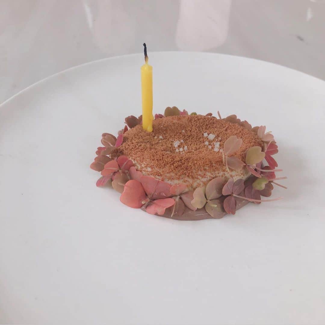 NASUさんのインスタグラム写真 - (NASUInstagram)「いってみたかったところ🍴 シンプルで可愛くて店員さんにも癒された🌼 いつのまにかケーキまで作ってくれて 優しいおもてなしまで🎂 감사합니다🥰 @zerocomplex_seoul」7月23日 22時03分 - nasup
