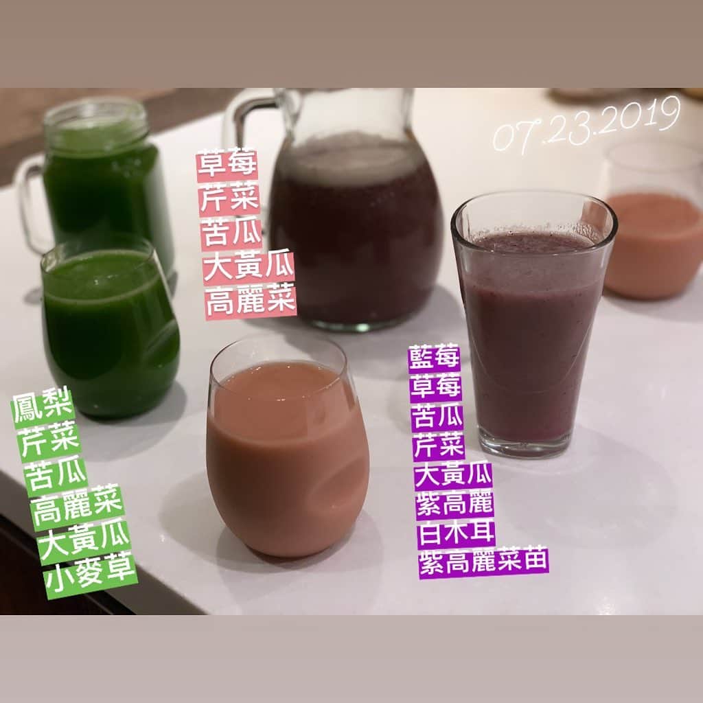 Grace葛瑞瑞さんのインスタグラム写真 - (Grace葛瑞瑞Instagram)「天天兩杯健康蔬果汁💖 照片裡分別是葛媽的綠色、Toby 的粉紅、我的紫色。」7月23日 21時58分 - yungingrace