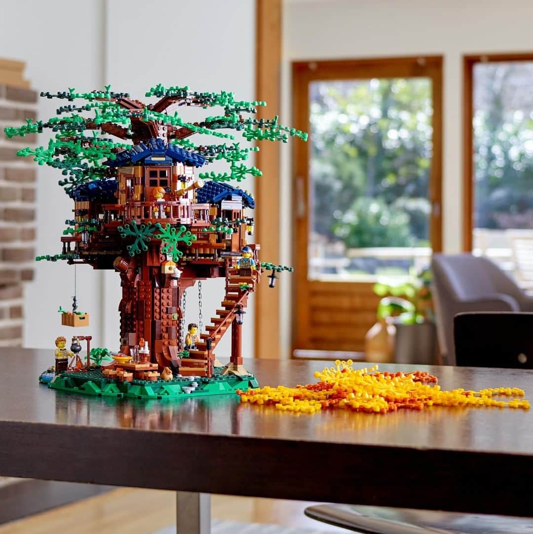 LEGOさんのインスタグラム写真 - (LEGOInstagram)「A gathering point for family and friends. A secret hideout 🙈 A fortress 🏰 A sleepover ⛺️ LEGO fans can now immerse themselves in the intricately detailed LEGO IDEAS Treehouse 🌳🏠」7月23日 22時00分 - lego