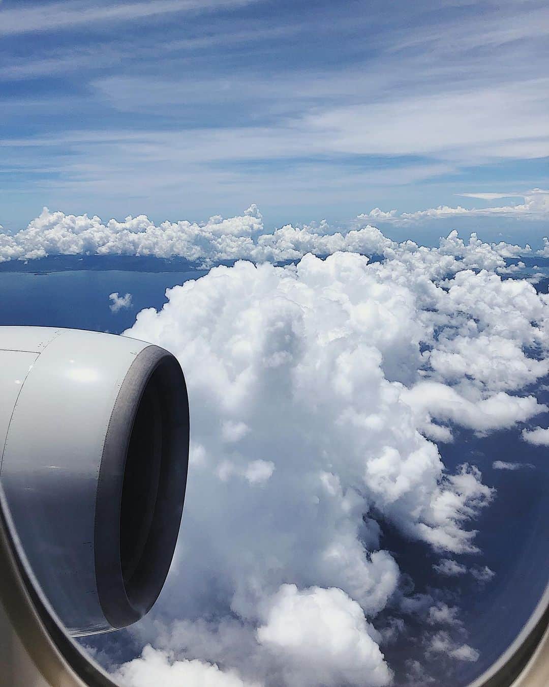 Julia Castroさんのインスタグラム写真 - (Julia CastroInstagram)「空が広いところは居心地がいい😊☁️🌎 * #earth #sky #blue #beautiful  #cloud #photography #plane #airport  #trip #travel #island  #somewhere #place #地球 #雲 #飛行機 #空 #写真 #青 #青空 #島 #思い出 #旅 #旅行 #色 #julistagram」7月23日 22時00分 - julia.c.0209