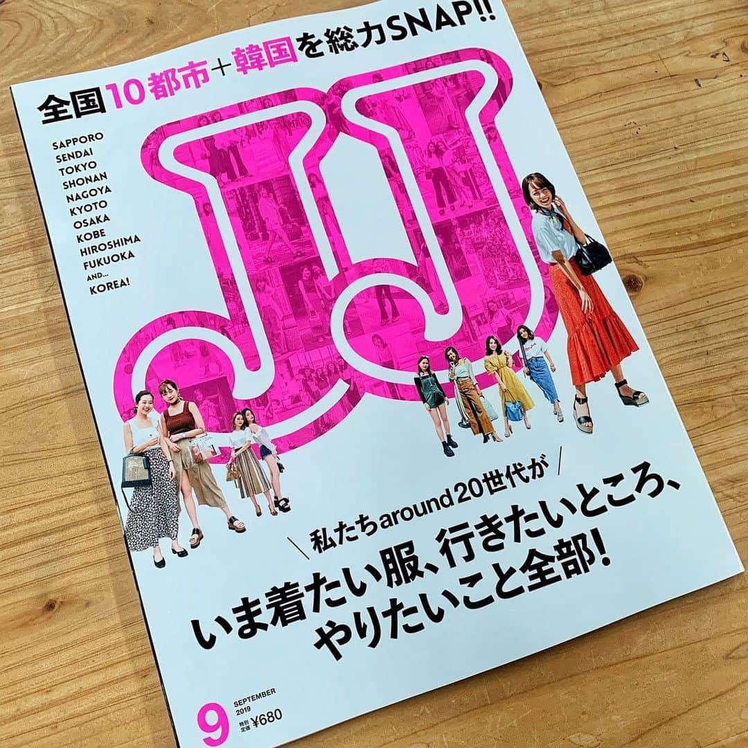 のインスタグラム：「JJ9月号は本日発売です‼️﻿ ﻿ 特集は全国10カ所＋韓国の読者スナップ特大号。総勢600人以上の皆さまにご協力いただき、見応え十分のボリュームになりました！﻿ ﻿ around20世代がどんな服を着て、どんなメークをして、どんなところで遊んでいるかが丸わかりです📸﻿ ﻿ そして、なにわ男子、M!LK、GOT7と、いま旬な男のコたちが勢ぞろい。テラハで気になるあの3人の恋バナも…💘﻿ ﻿ ちなみに、JJ公式SNAPアカウントも本日から開設！﻿ @jj_snap_jj ﻿ で、スナップをどんどんアップしていくのでぜひフォローしてみてください💁‍♀️﻿ 毎日のコーデの参考になるはずです！﻿ ﻿ あまりに大きすぎるJJロゴが目印の今月号をよろしくお願いします！🙇‍♀️﻿ ﻿ ﻿ #JJmag﻿ #JJ9月号﻿ #snap_jj  #スナップ #なにわ男子 #GOT7 #テラハ」