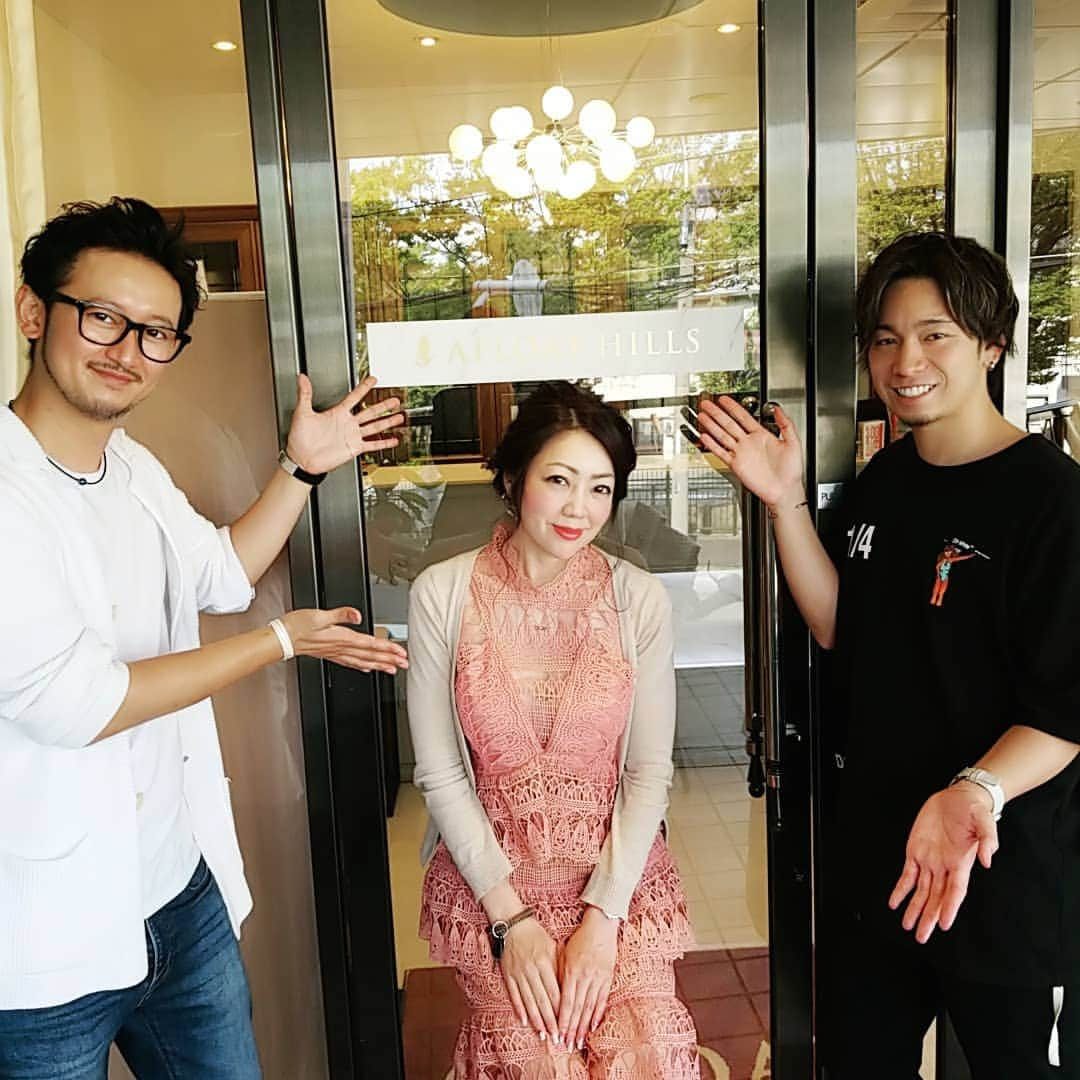 今堀恵理さんのインスタグラム写真 - (今堀恵理Instagram)「芦屋六麓荘でのパーティー前に 芦屋の住宅街にあるラグジュアリーな美容室　アフロートヒルズ　@afloat.hills でカット、カラー、セットをしてもらいました 以前、表参道店の金子さんにカットをして頂いてから関西に出来たらいいな💕と思ってたサロンが芦屋にオープンしてたの！  今回の担当は東省吾さんがカットとカラーをしてくれて梅雨の時期の広がりを抑えて欲しいとリクエストしてみました セットは田中晨田さんに今っぽくとリクエストしてみました  芦屋らしい広々とした贅沢な空間。山手住宅街の雰囲気も楽しめるサロンですよ  #afloathills #アフロートヒルズ #afloat　#芦屋　#芦屋山手　#ヘアカット　#ヘアセット　#ラグジュアリー　#芦屋セレブ　#セレブタレント　#今堀恵理　#セルフポートレイト　#selfportrait」7月23日 22時11分 - eriimahori