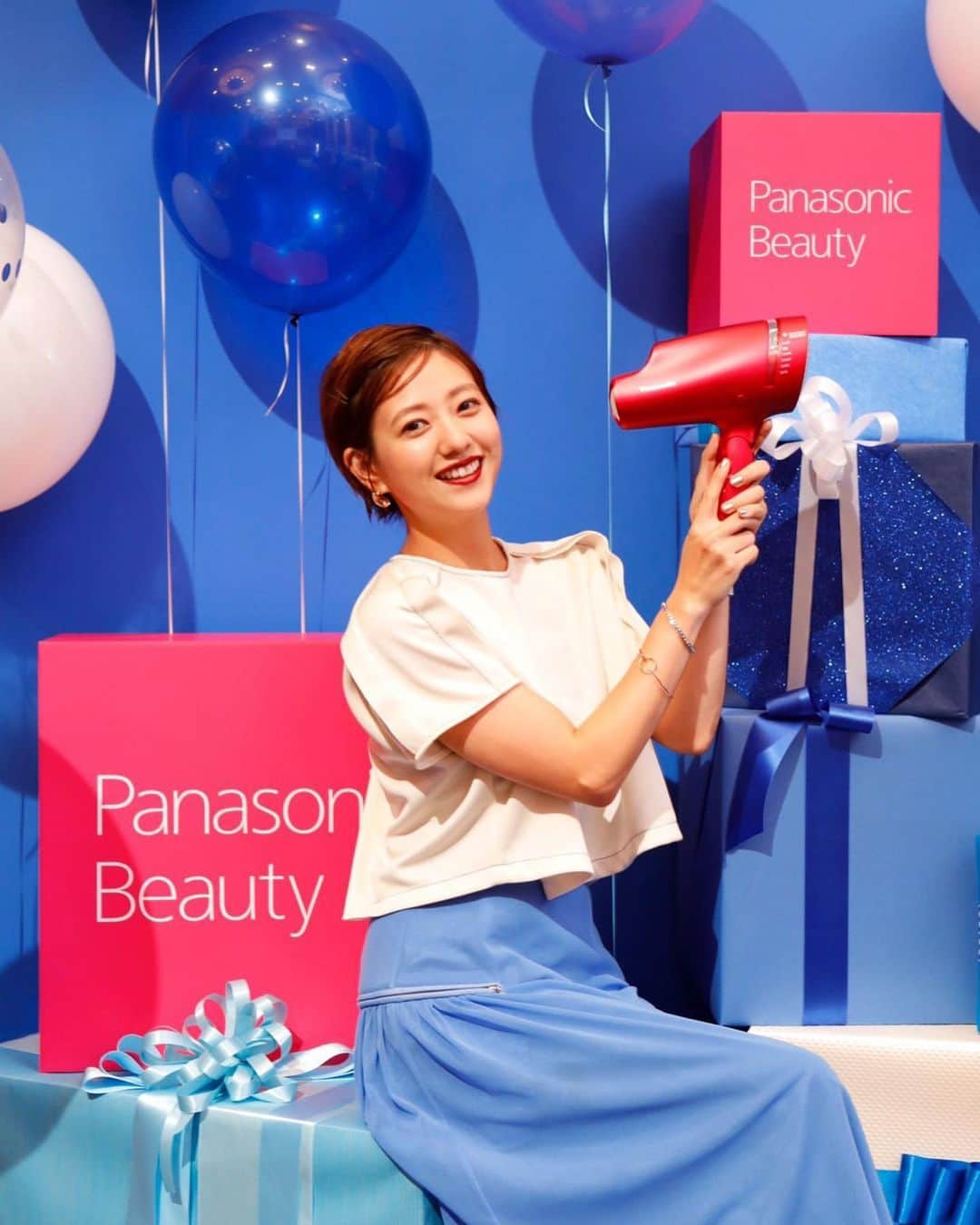 伊藤千晃さんのインスタグラム写真 - (伊藤千晃Instagram)「Panasonic Beautyの新商品発表会にご招待頂きました。  今回は髪への潤いにこだわった製品ということで 乾かした後も毛先がパサつかず、しっとりまとまった仕上がりに感動しました👏  ナノケアドライヤーは昔から私も愛用していたので その新商品をひと足先に試させて頂き、とても嬉しかったです🥰✨ #ナノイーは新世代へ #ドライヤー #ナノケア」7月23日 22時03分 - kikichiaki